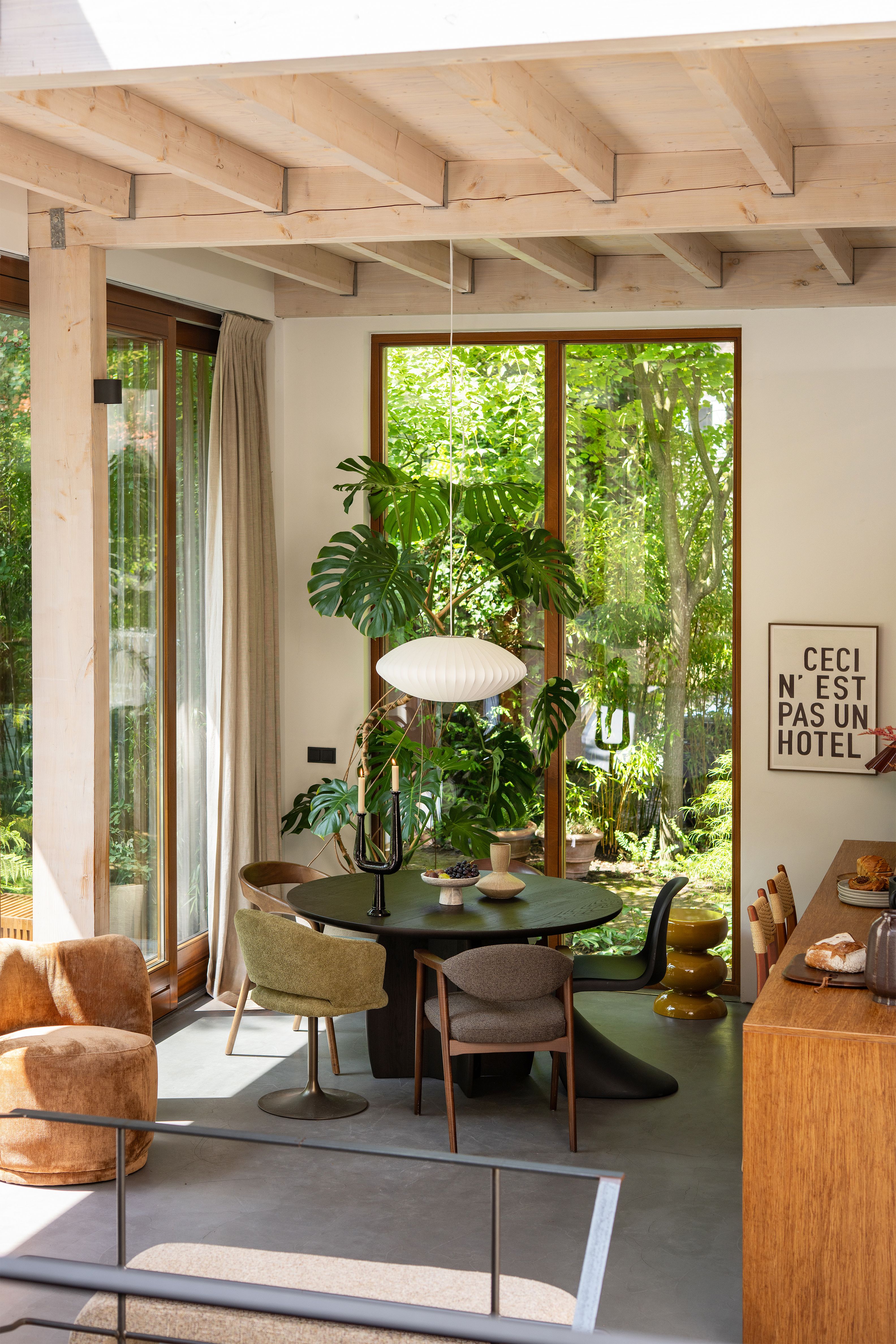 ronde eettafel met verschillende stoelen