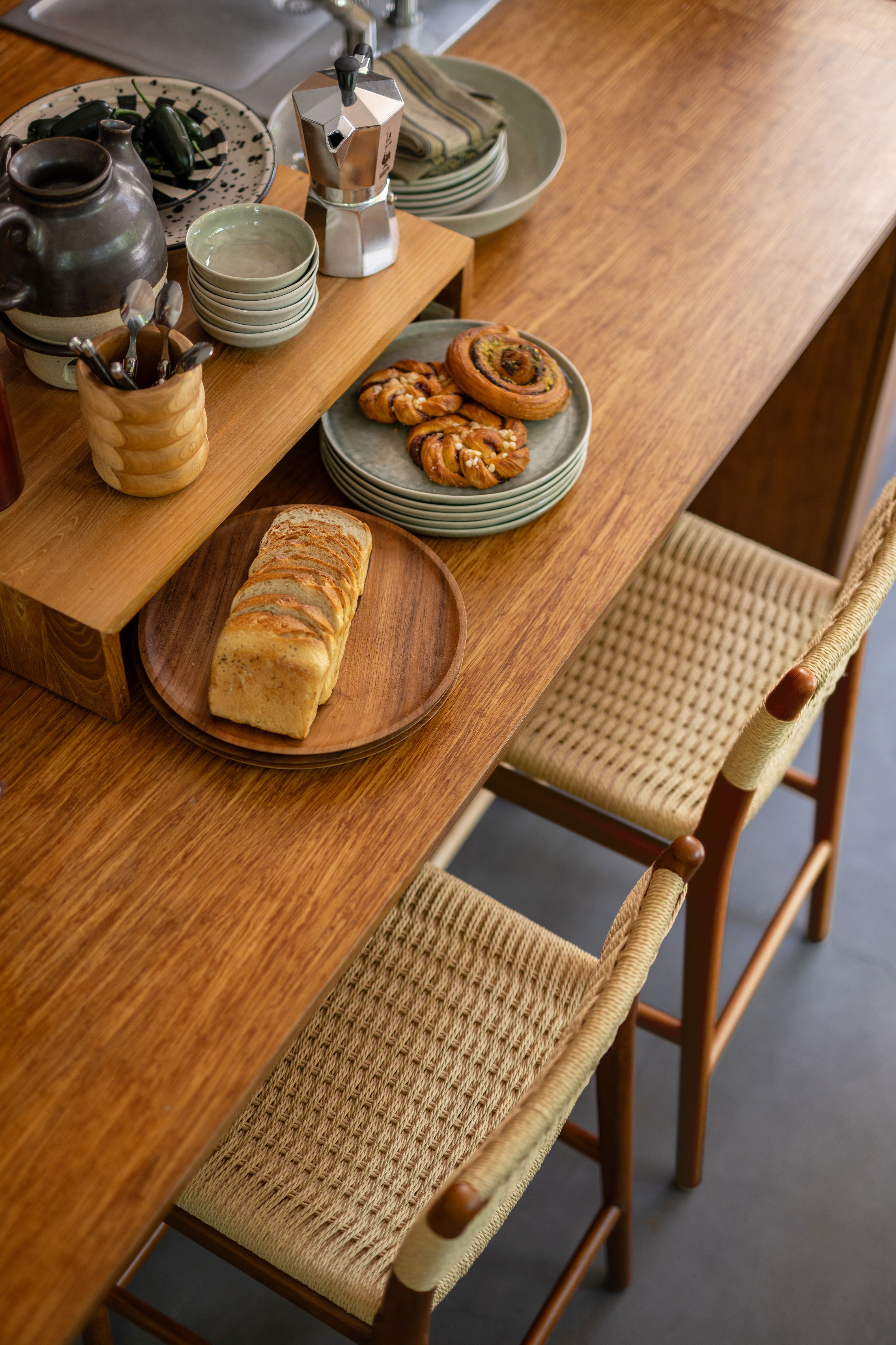 barkrukken aan keukeneiland met servies