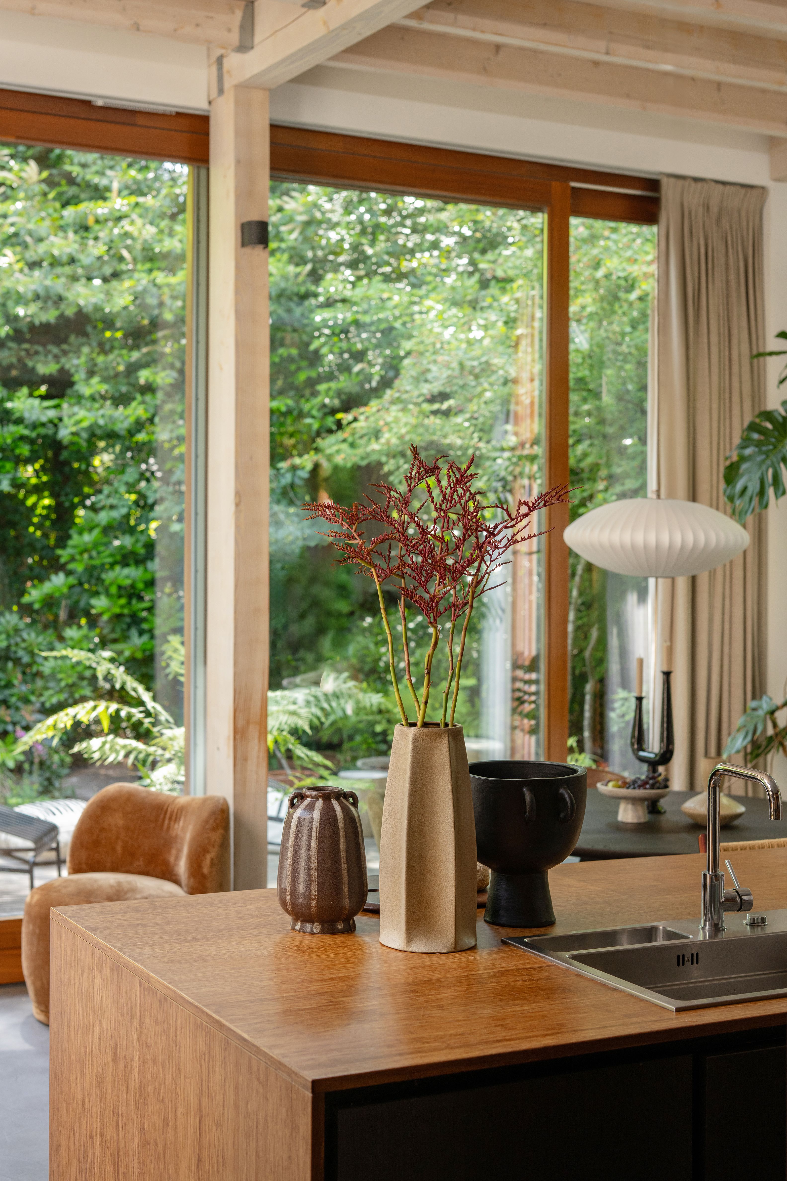 keukenaanrecht met diverse woonaccessoires