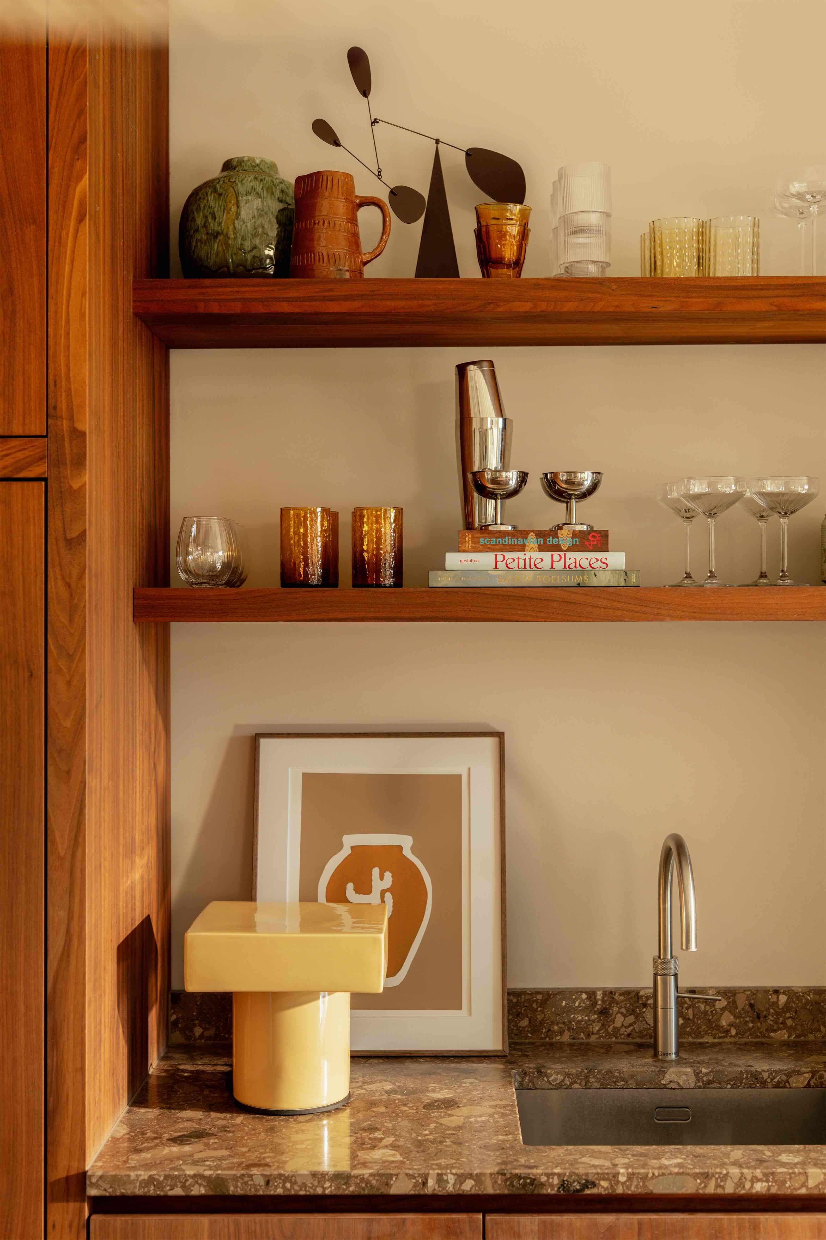 keuken met lamp en servies