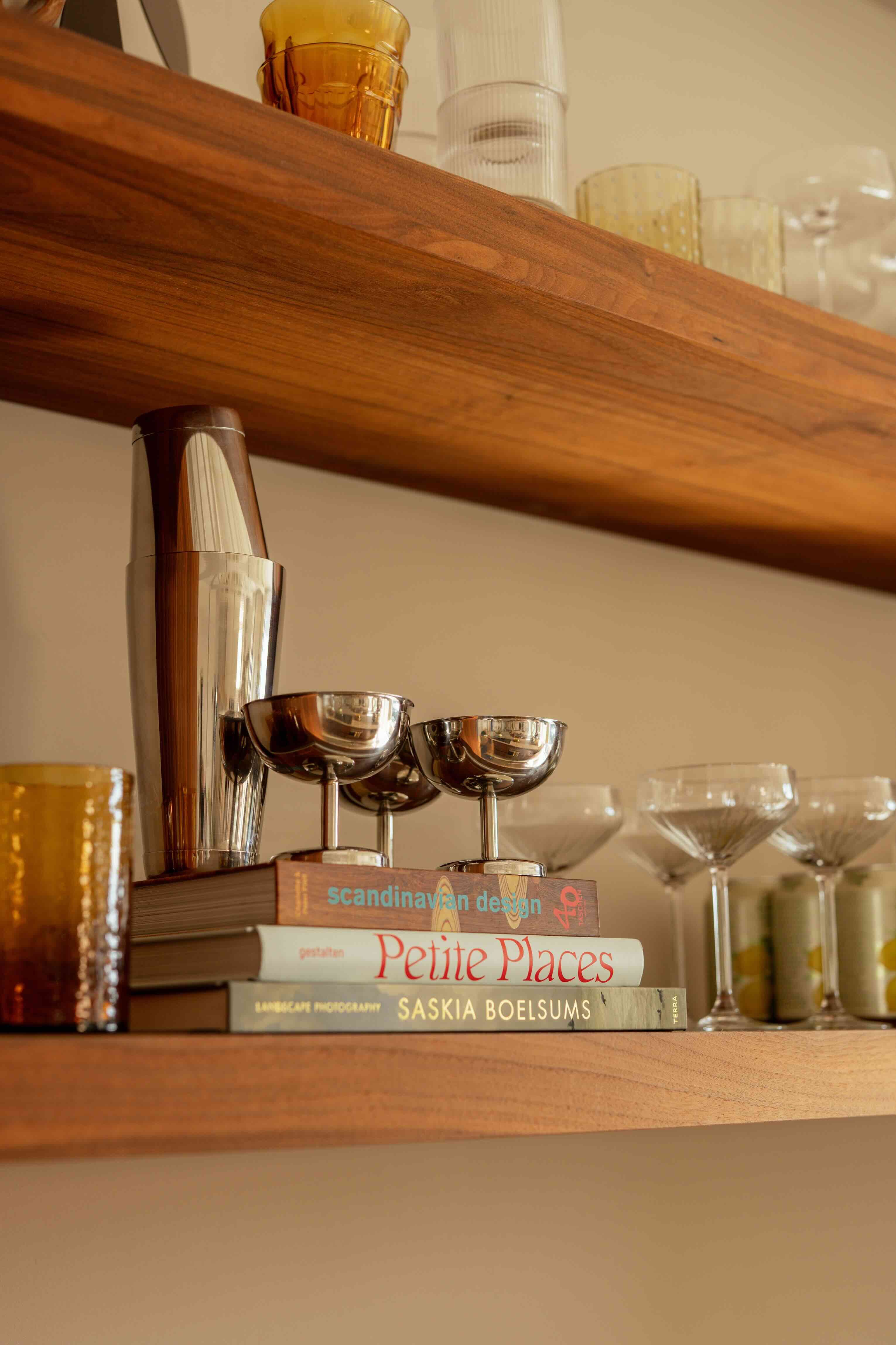 kookboeken en glazen