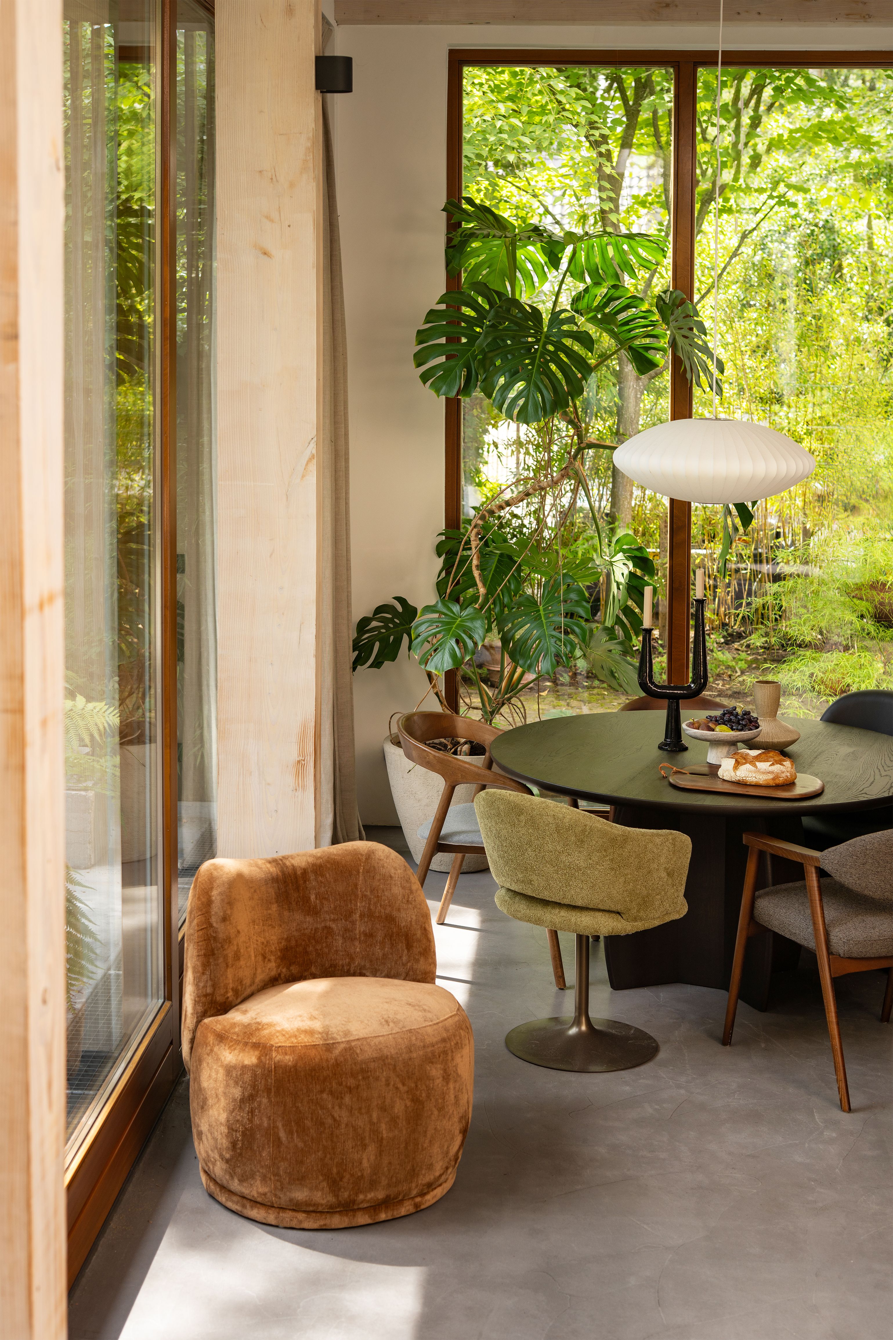 bruine fauteuil in eetkamer