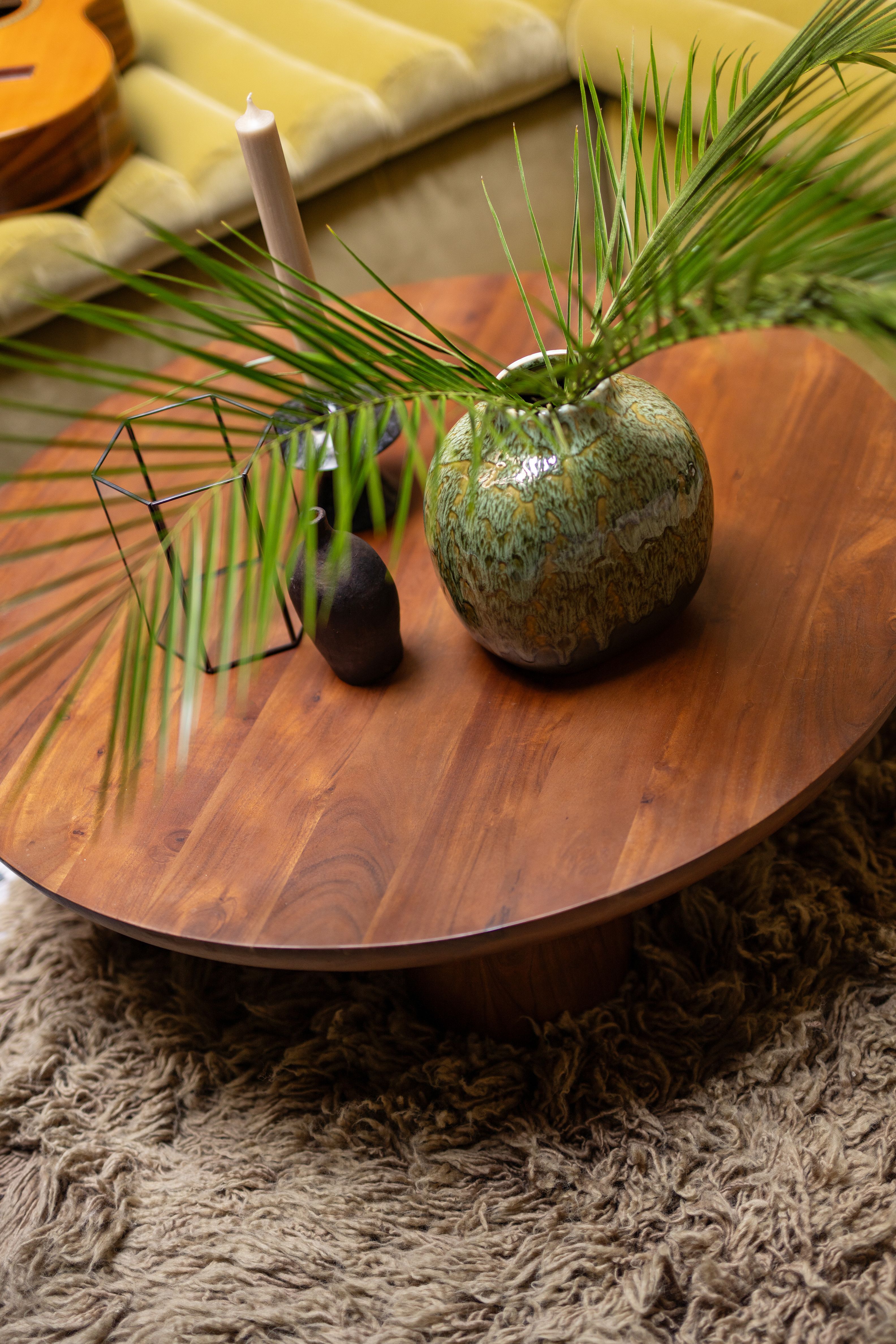 ronde houten salontafel met vaas