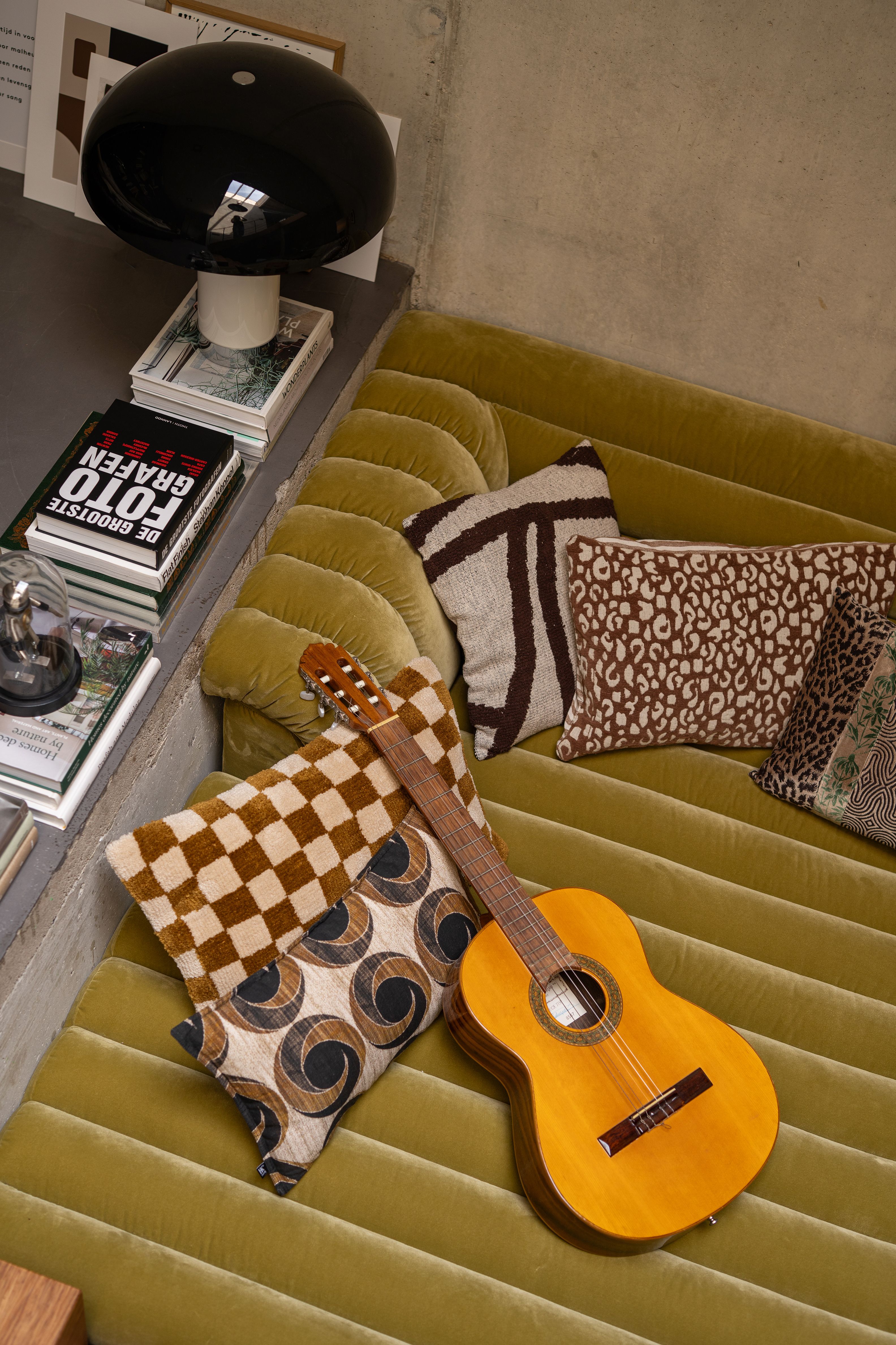 close-up van bank met kussens en gitaar