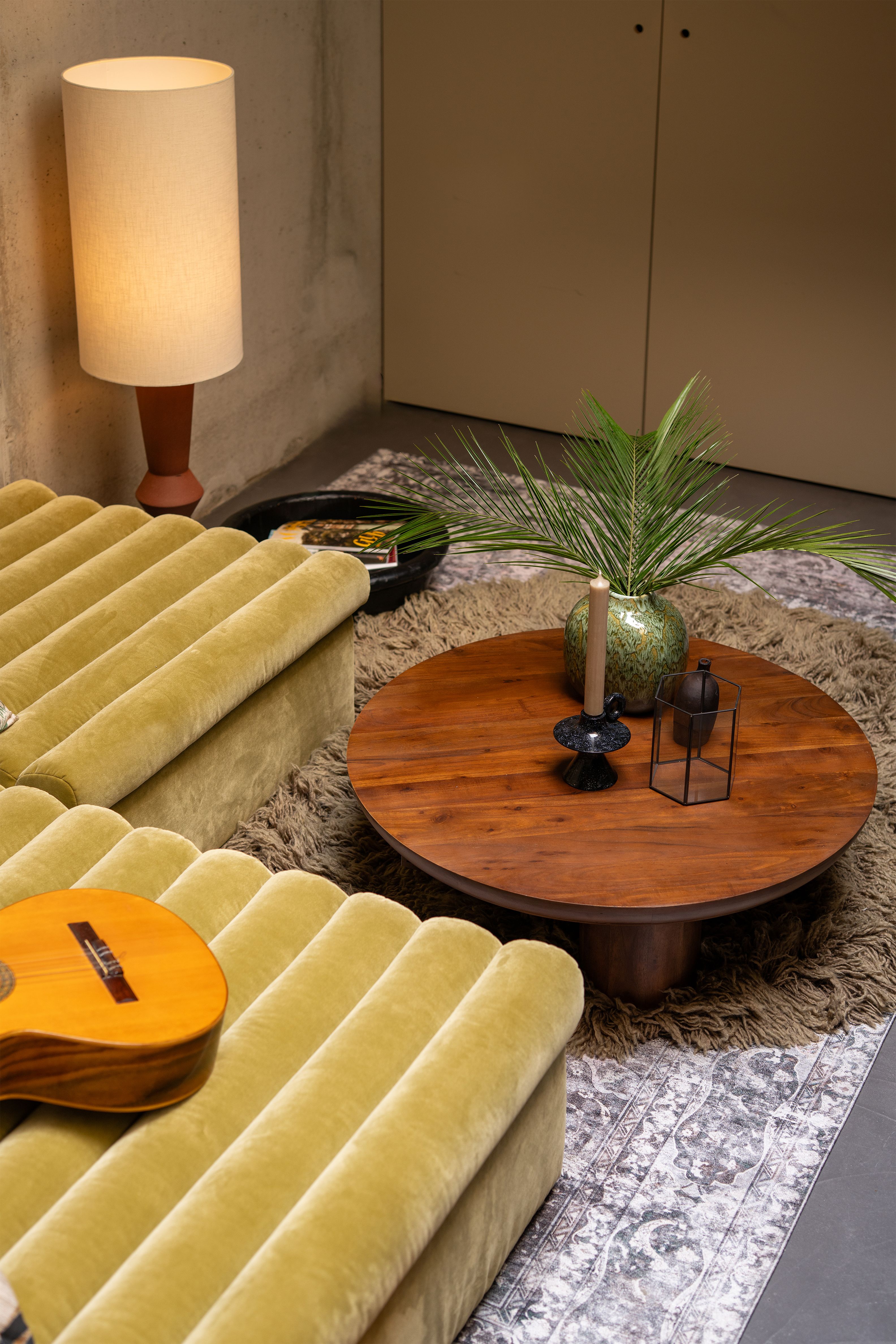houten ronde salontafel bij bank