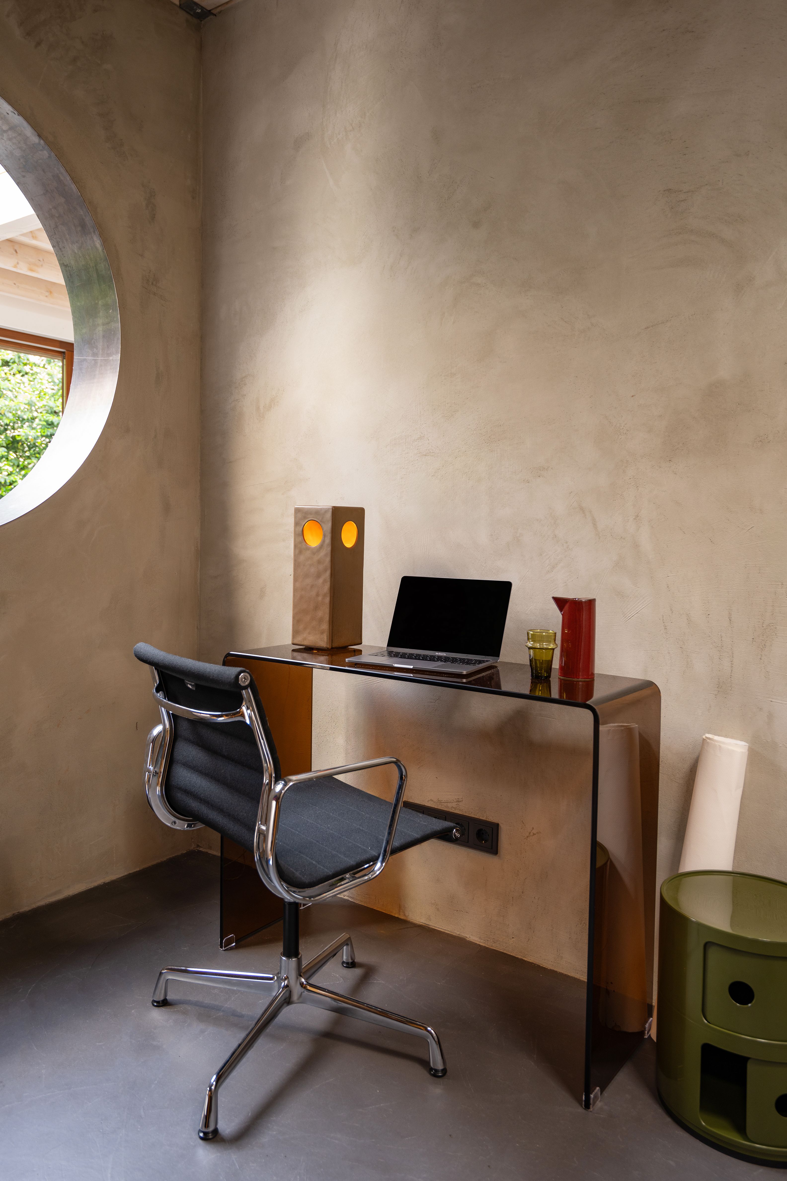 Bureau met bureaustoel en laptop