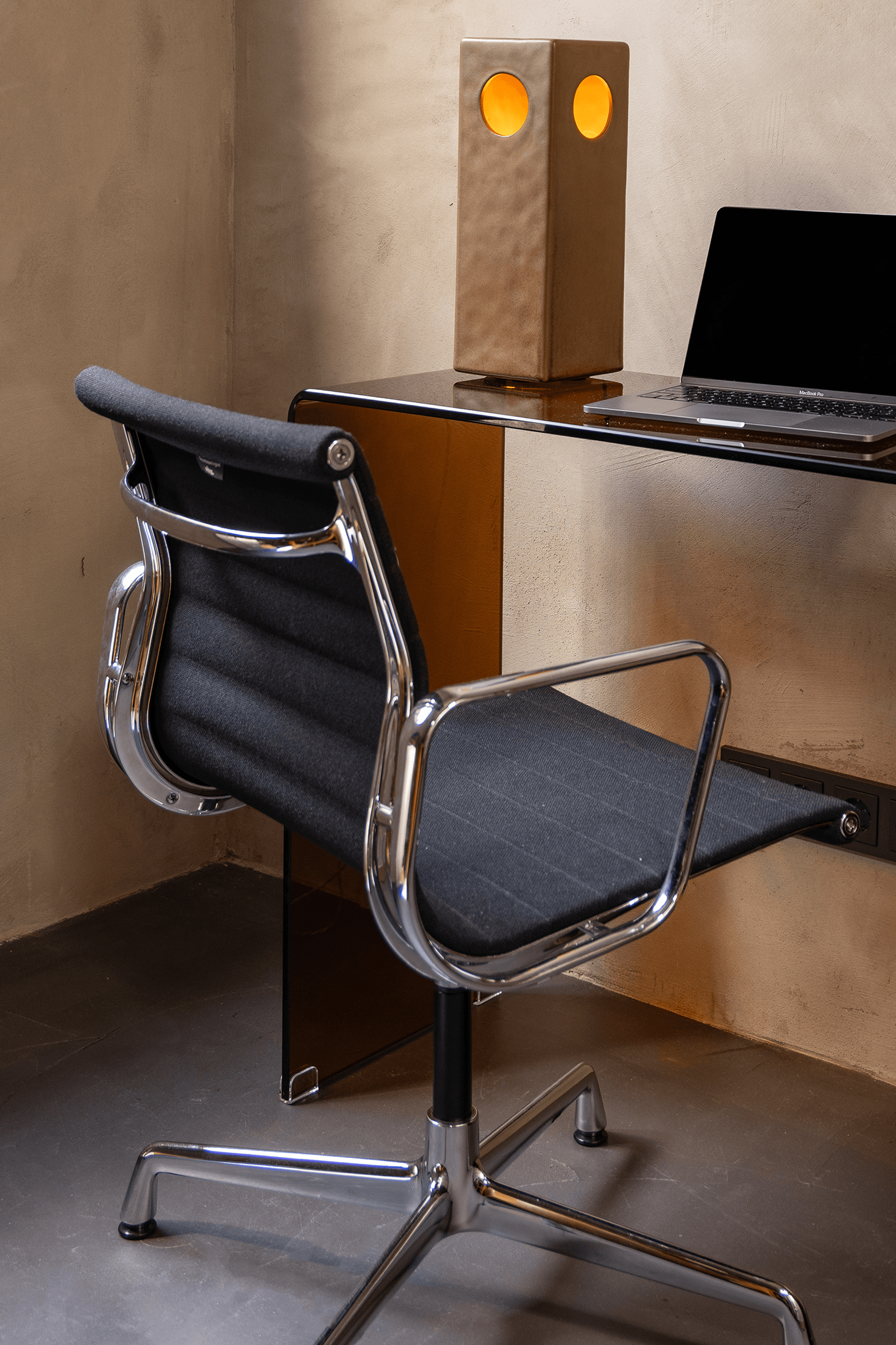 bureaustoel aan bureau