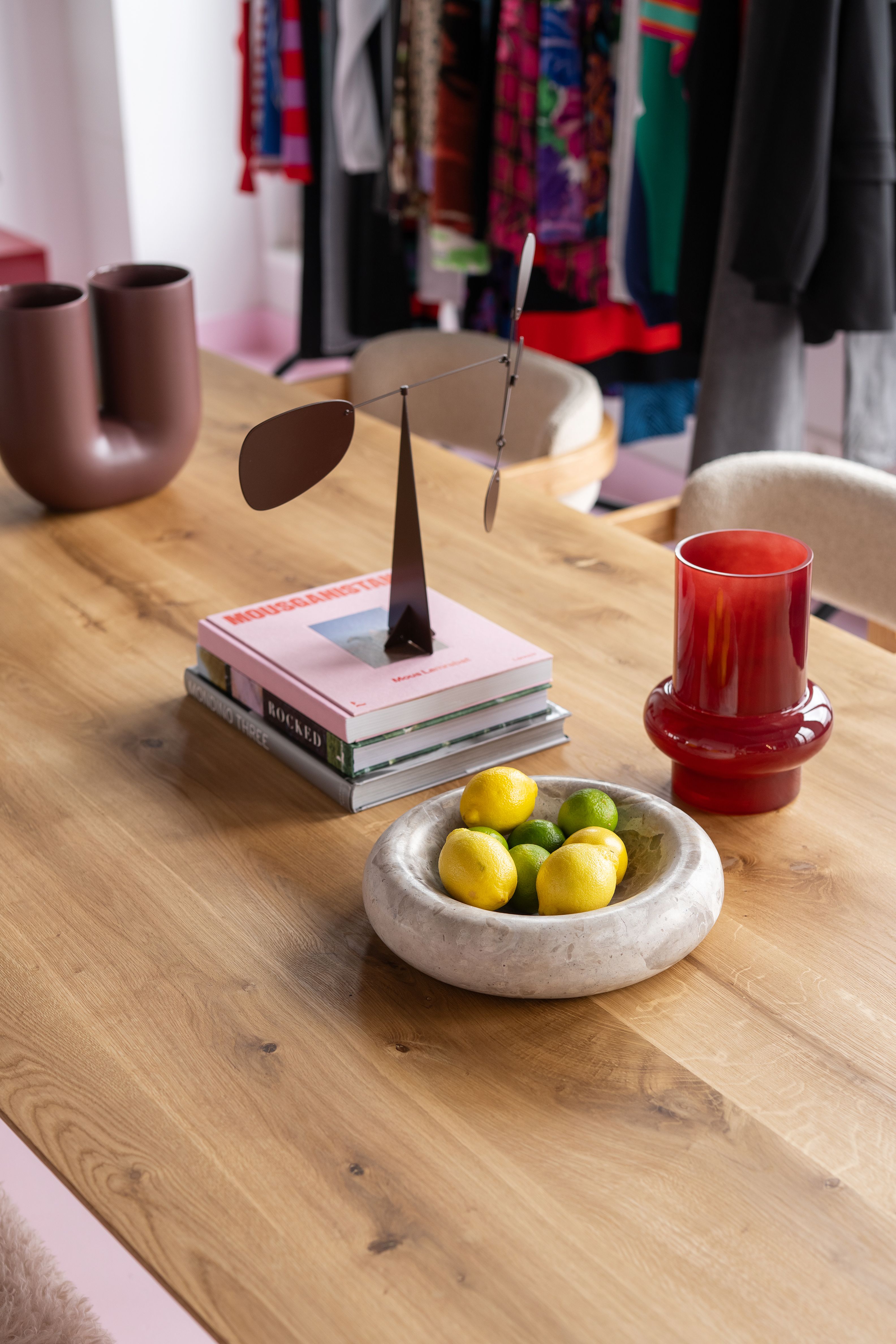 tafel met woonaccessoires erop