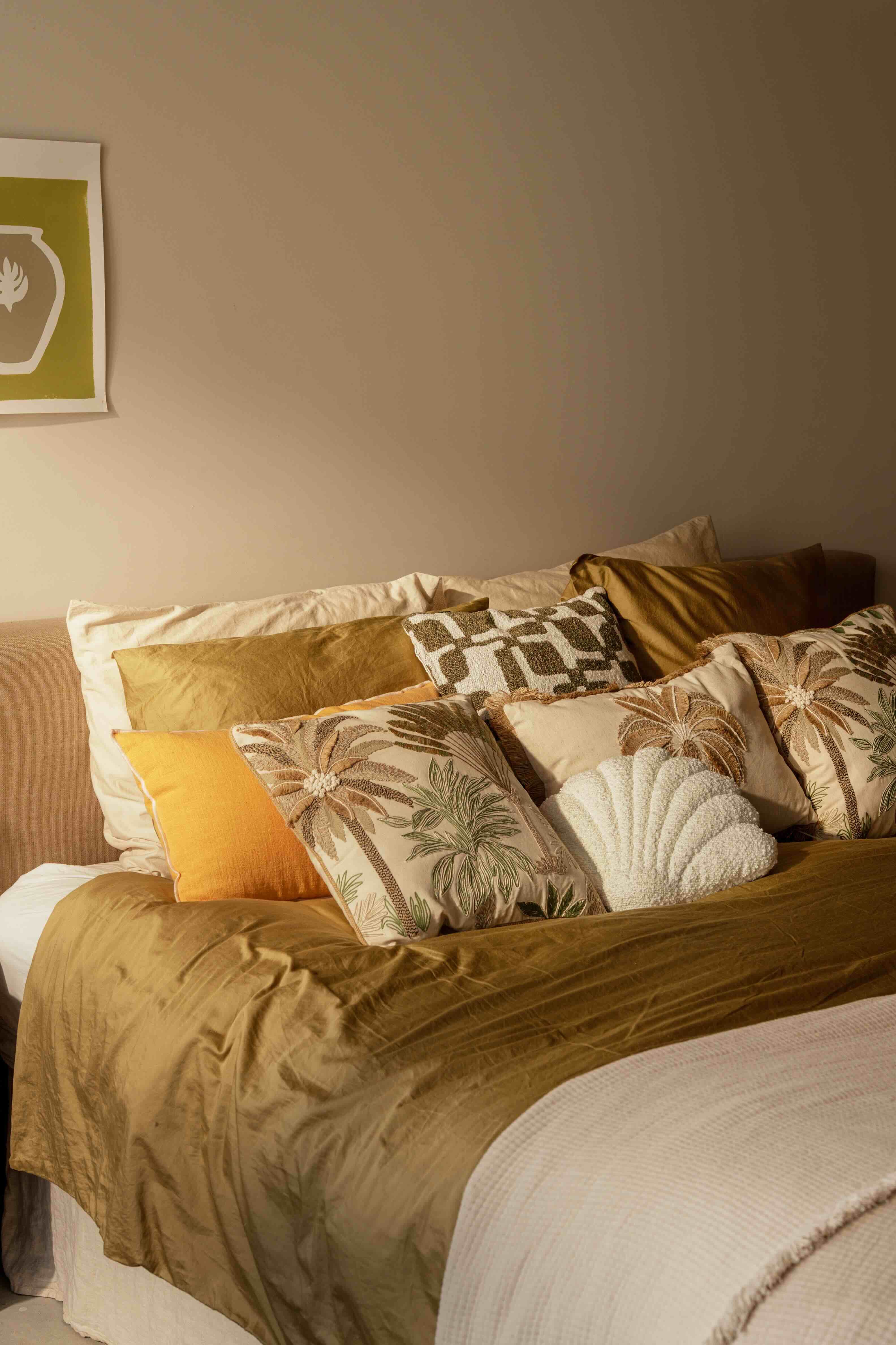 bed met sierkussens