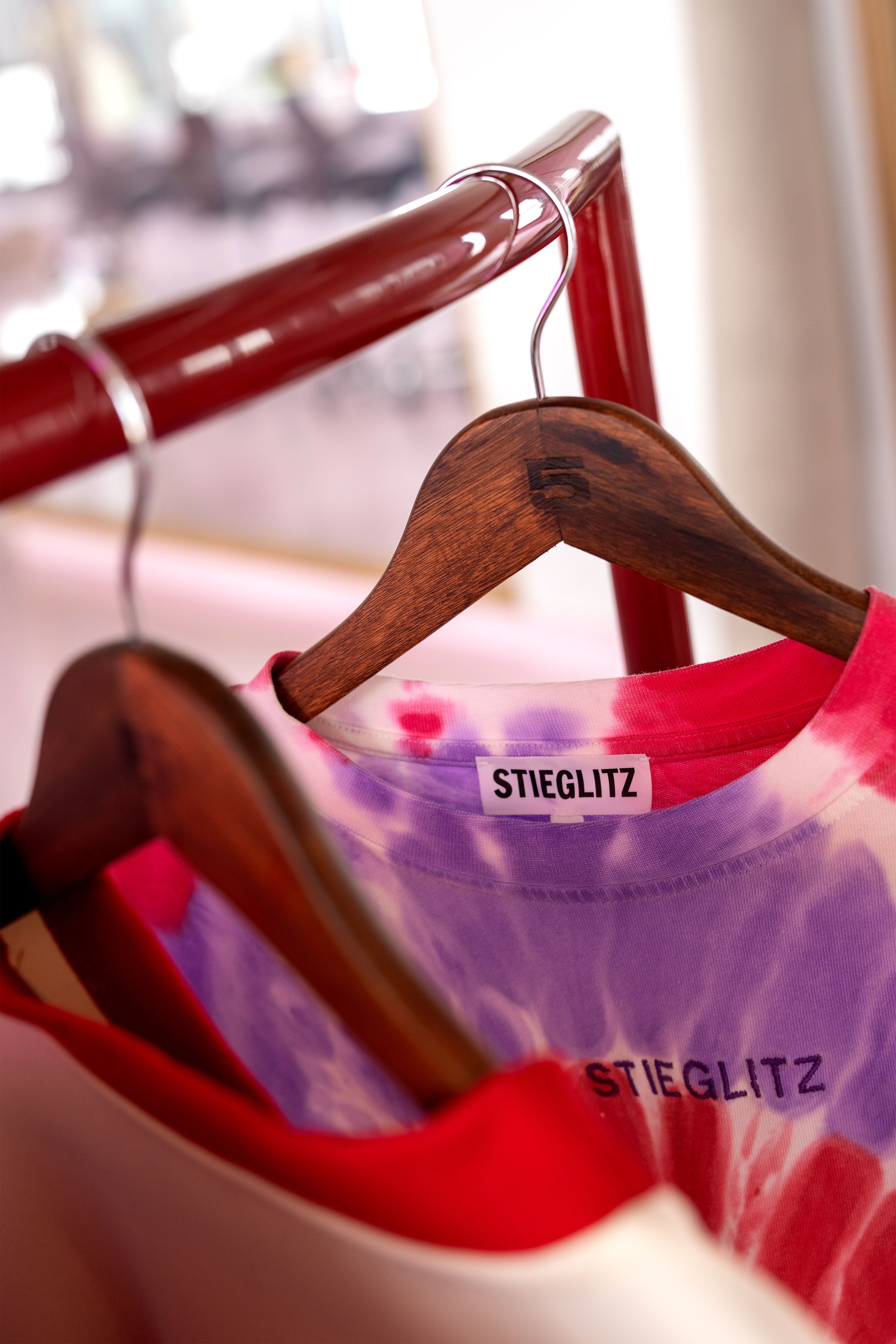 Close-up van kleding aan kledinghangers