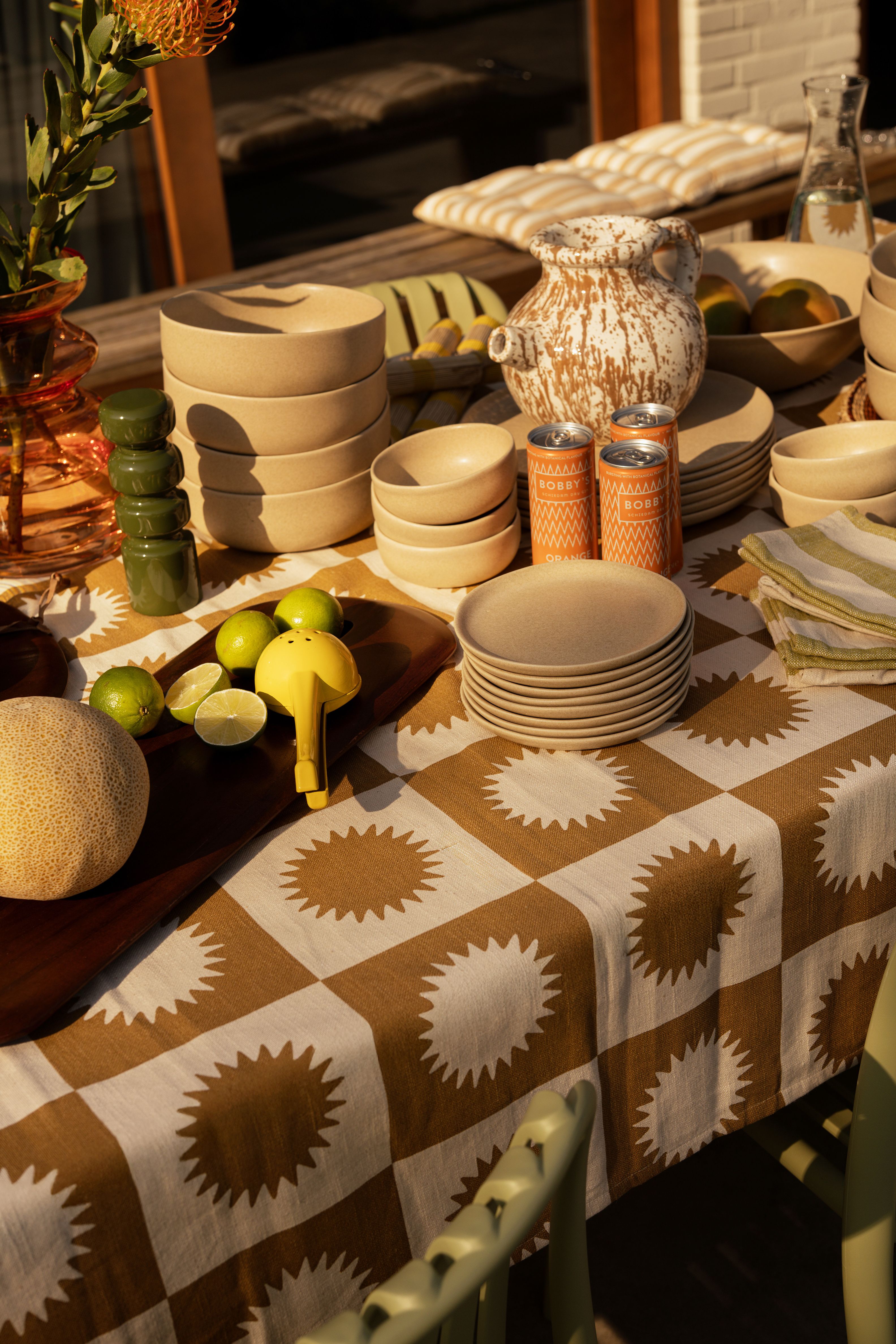 gedekte tafel in tuin