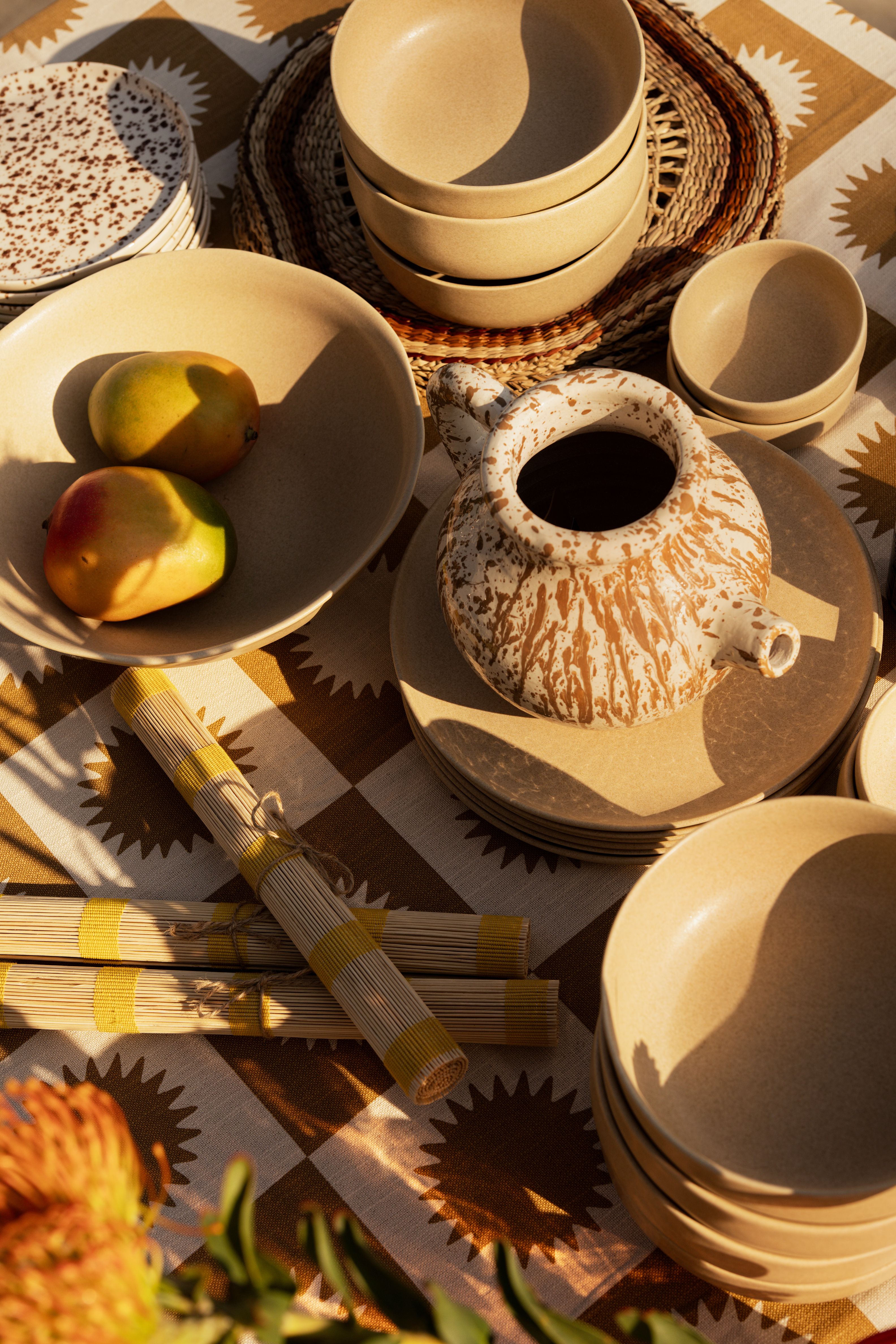 gedekte tafel in tuin