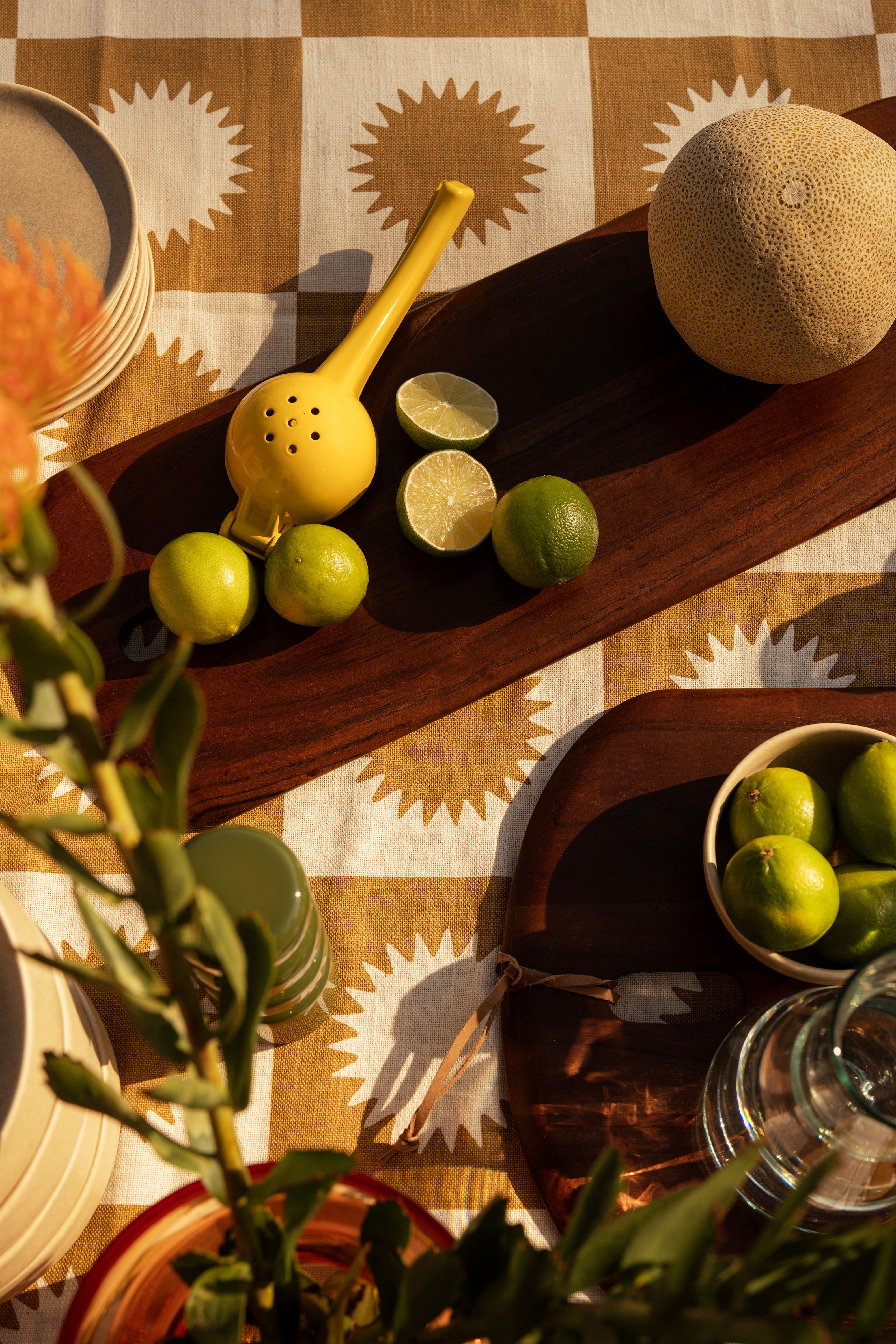 gedekte tafel in tuin