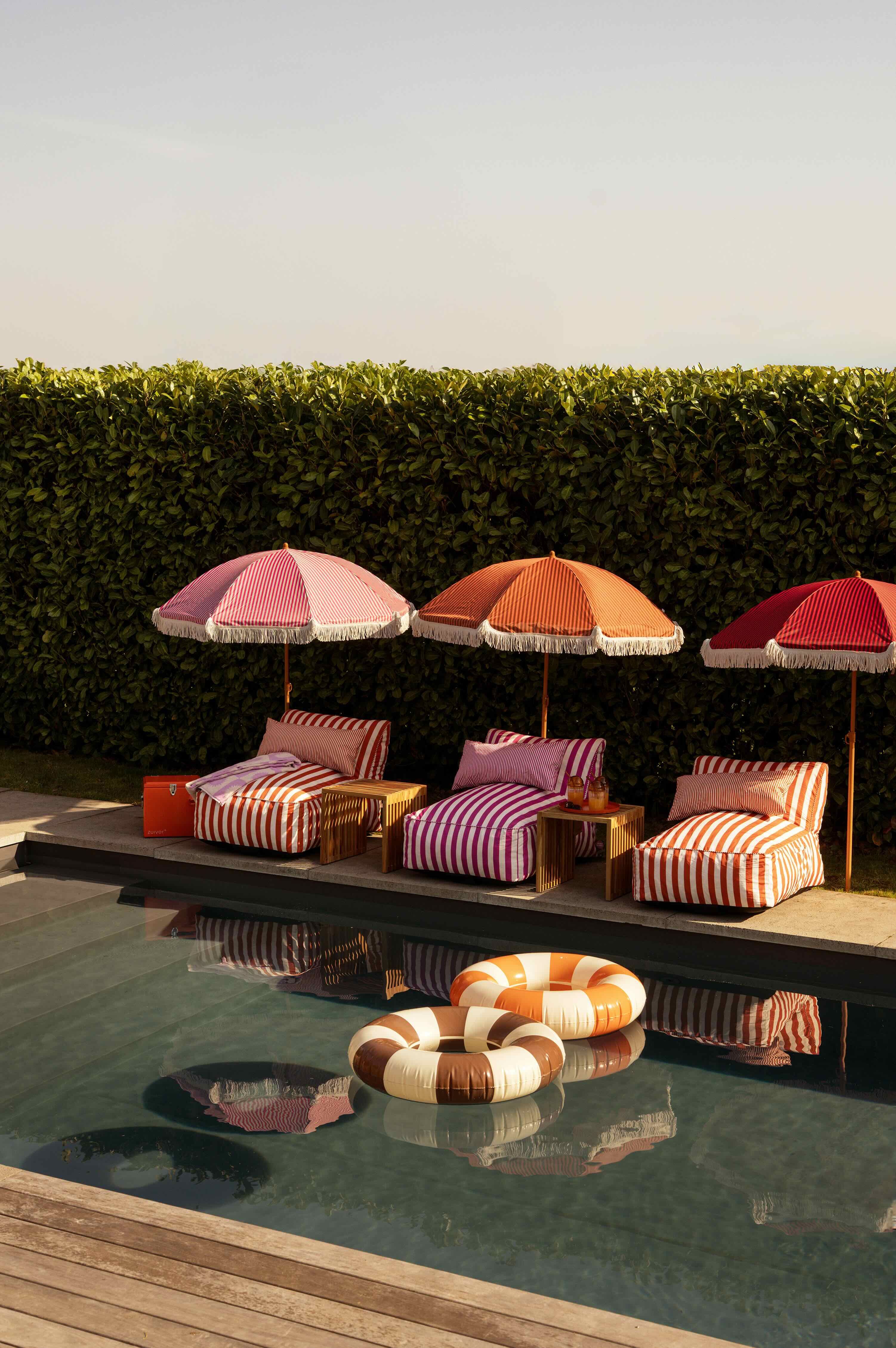 zwembad met ligbedden