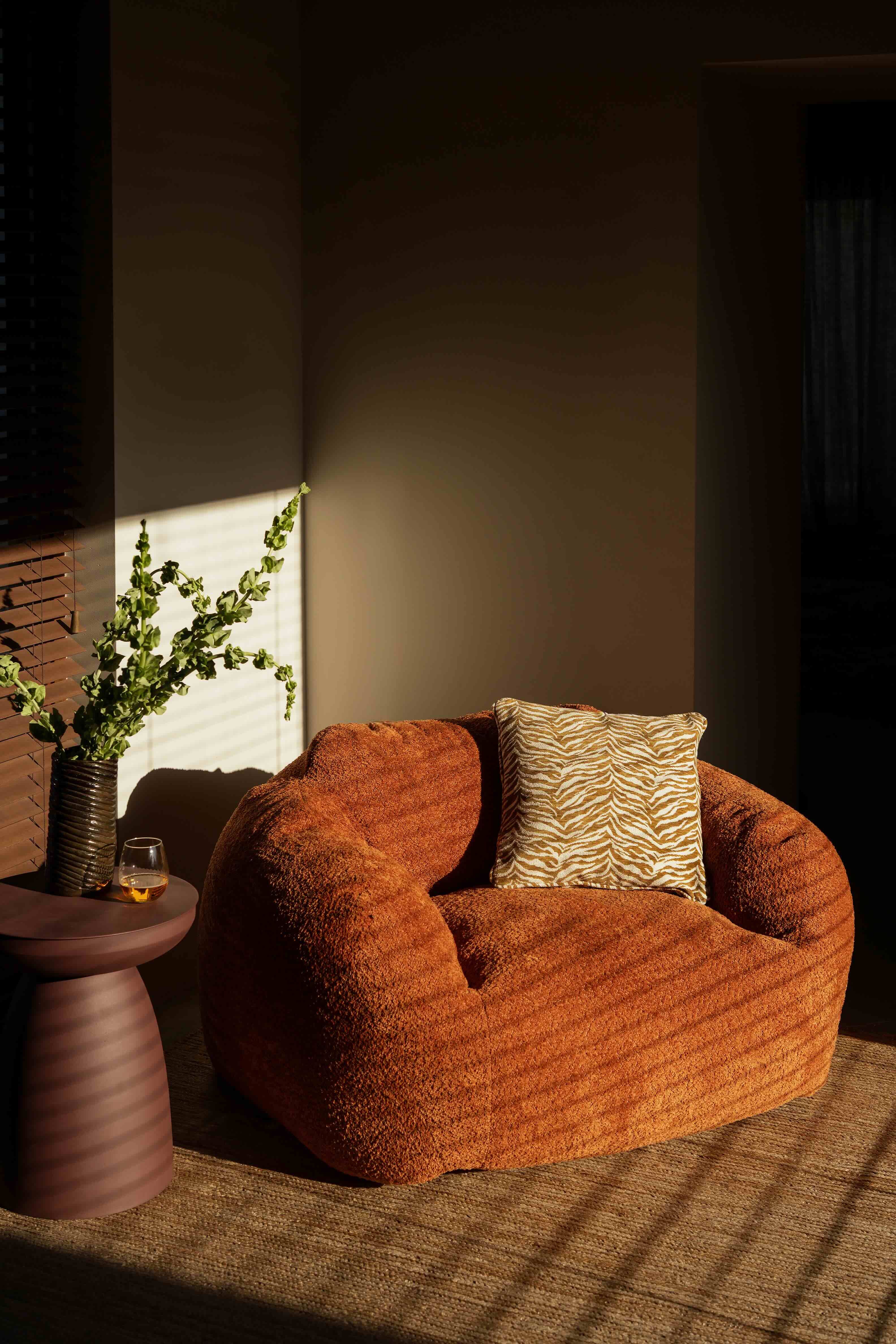 Oranje fauteuil met zebraprint kussen