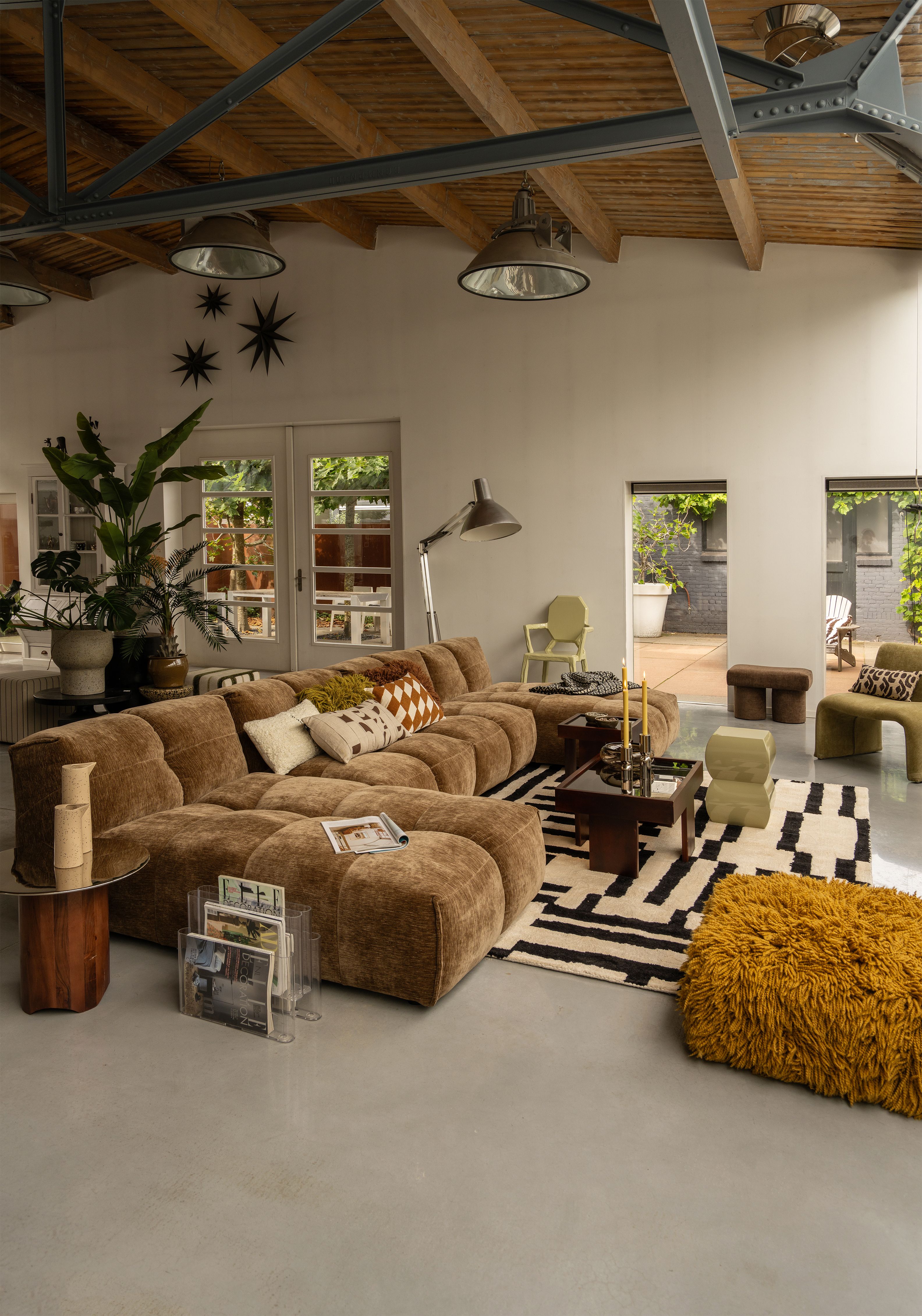 woonkamer met bank en accessoires
