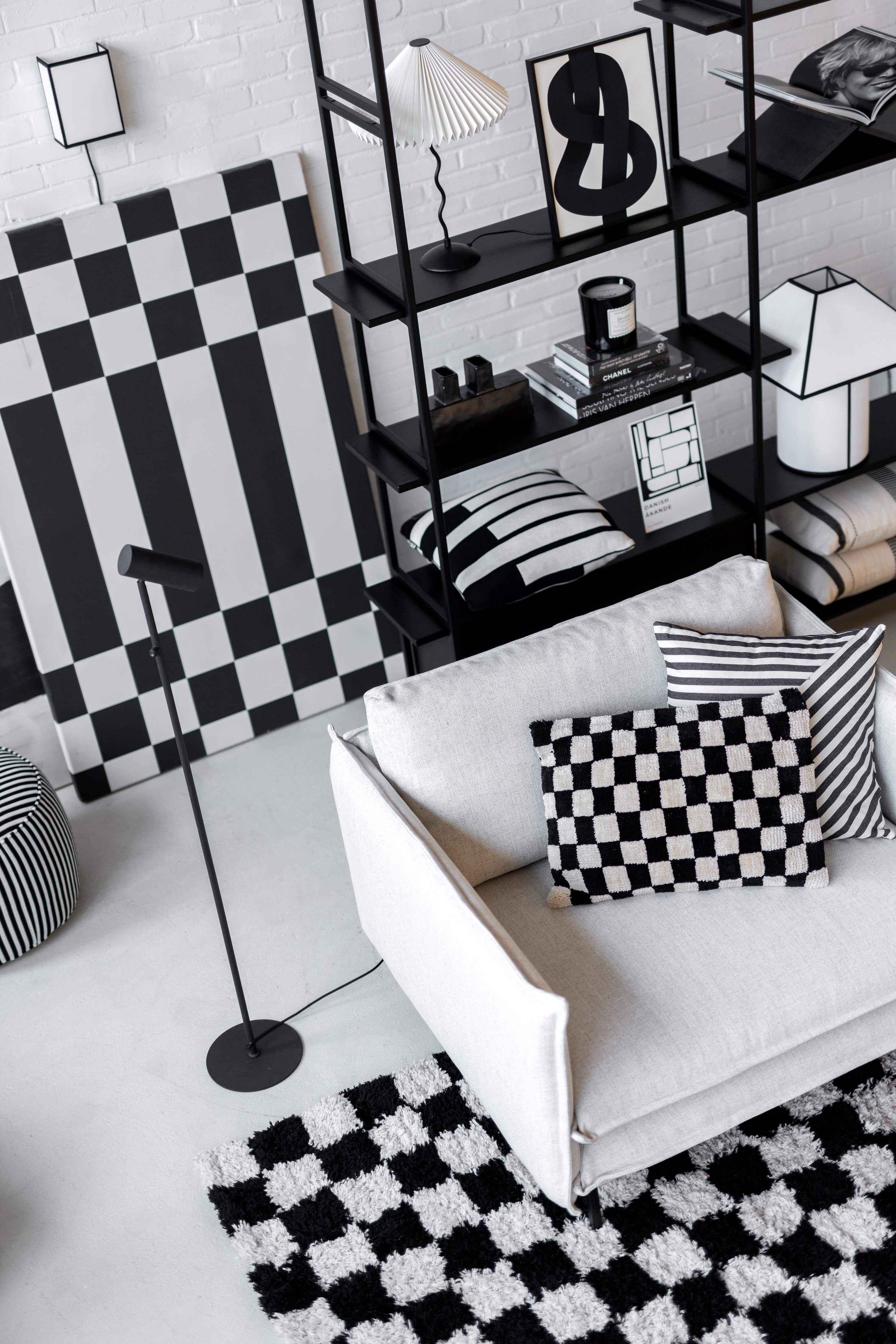 Styling met enkel zwart witte meubels en accessoires