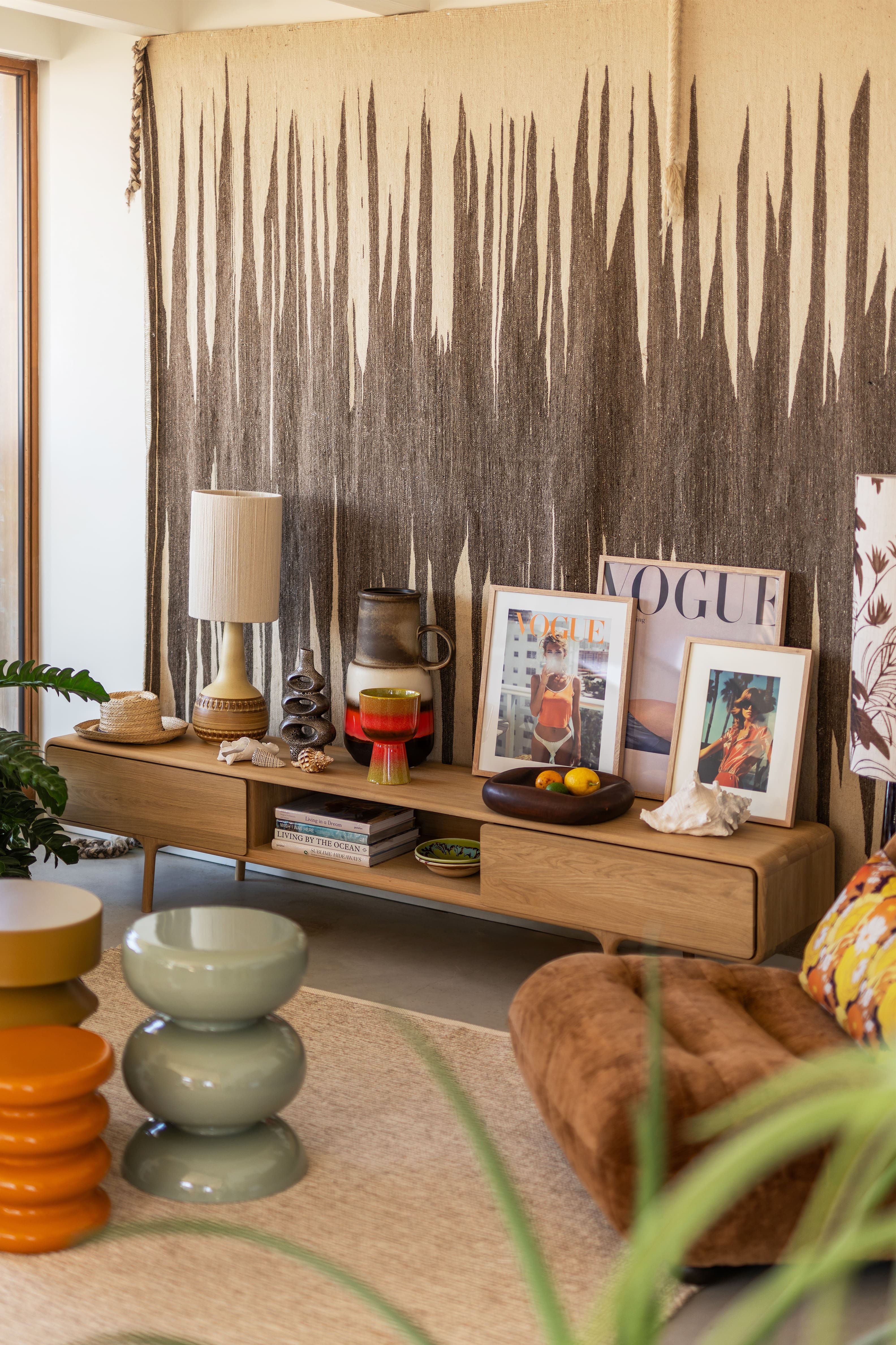 Dressoir met kleurrijke accessoires