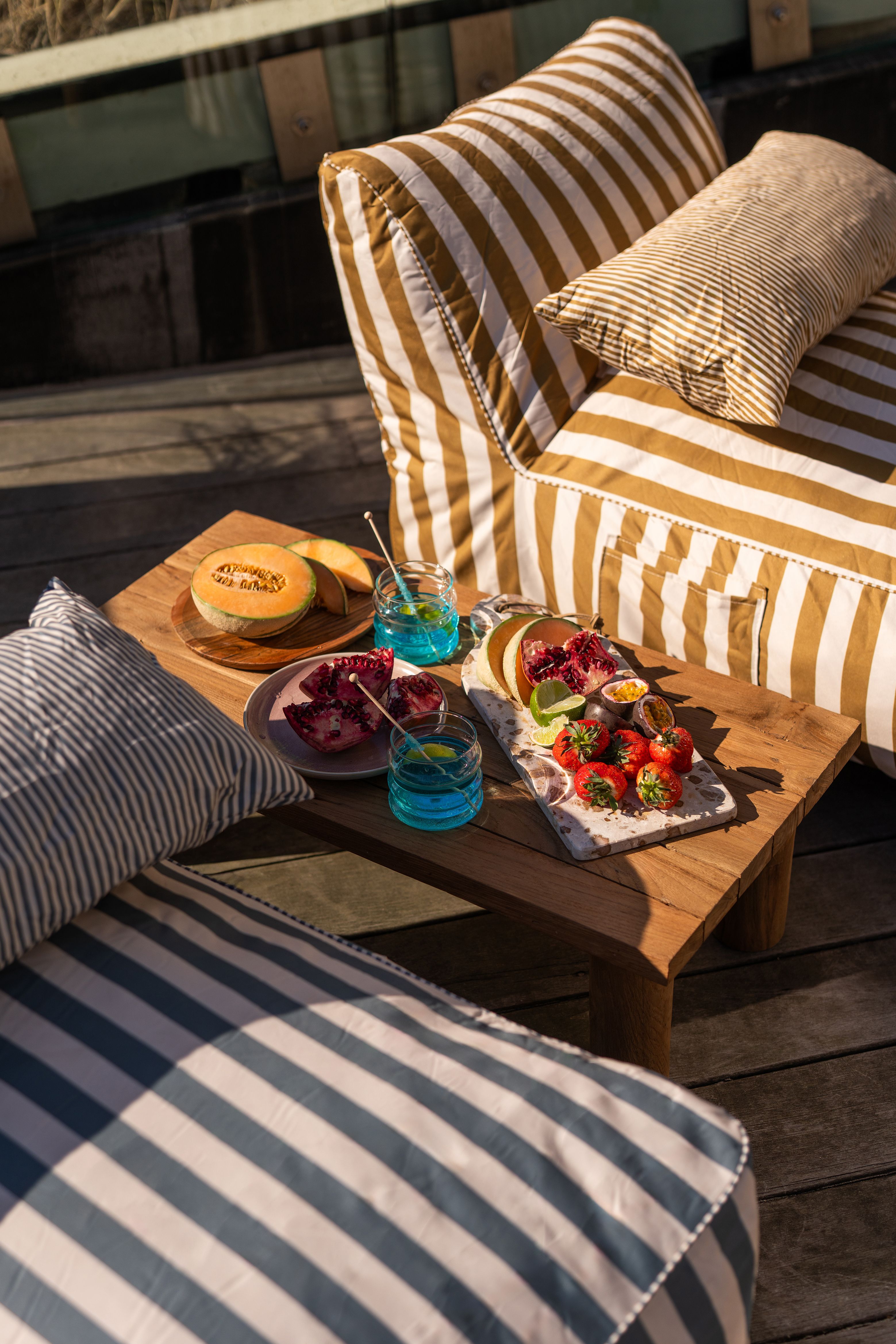 Outdoor loungeset met fruit ernaast
