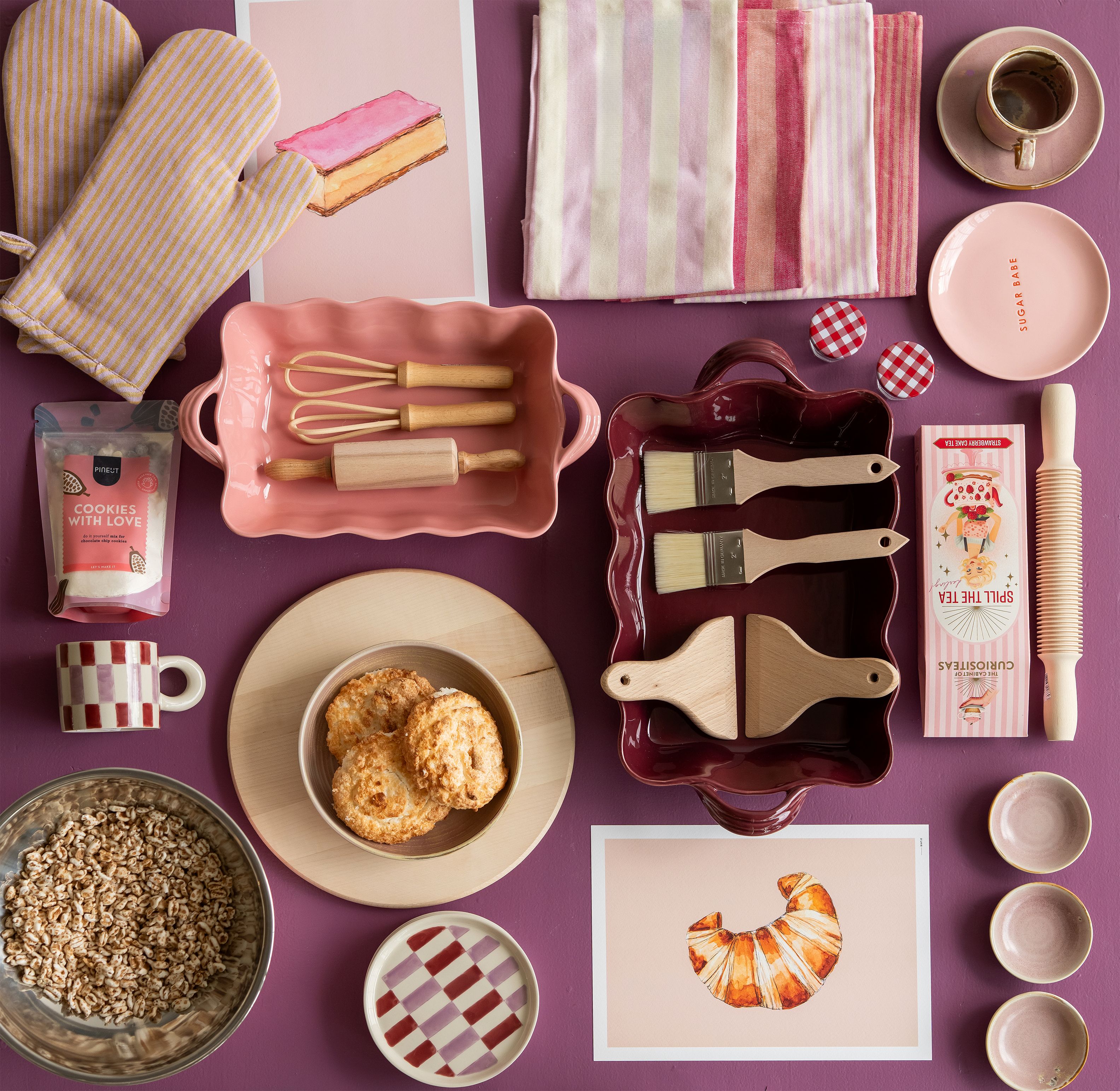 Flatlay met keukenspullen en servies