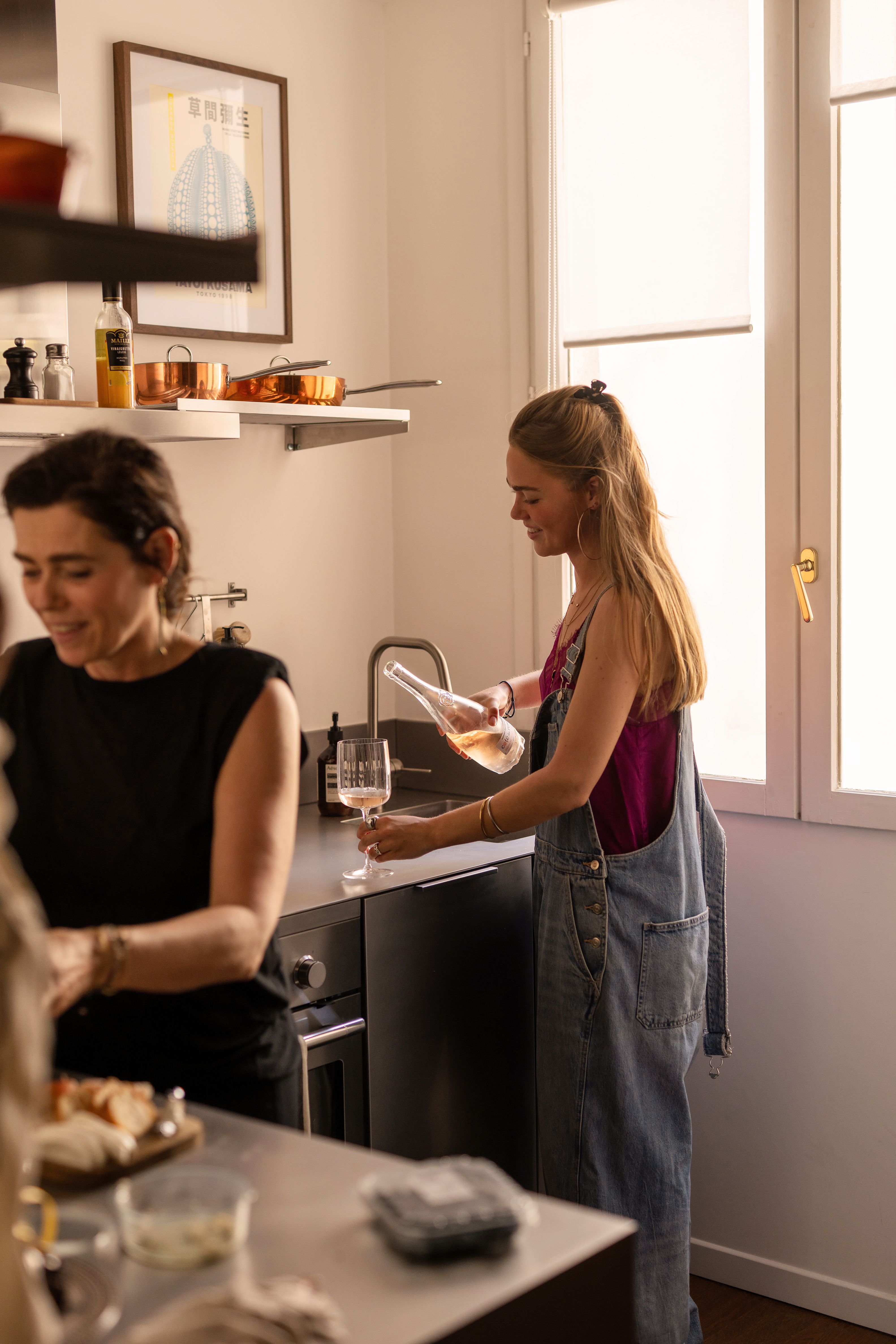 moeder en dochter in keuken