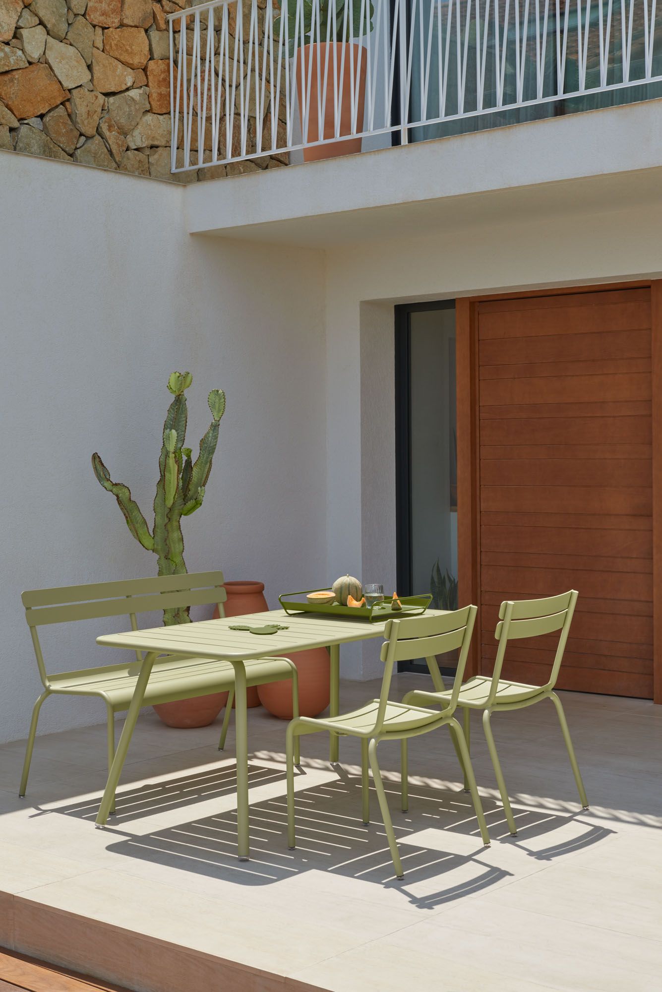 Fermob Luxembourg tuinset in de kleur cactuys op een terras
