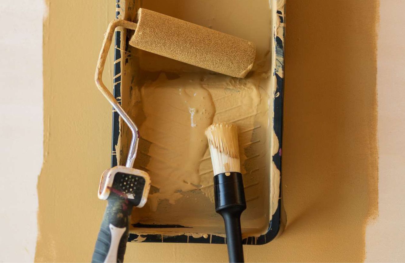 Burnt saffron verf in bak en op kwast