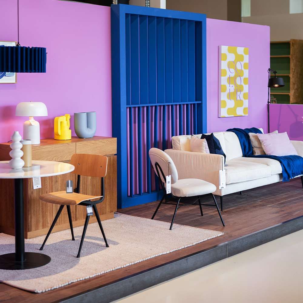 Stylingblok met roze muur en meubels in Loods 5 Duiven