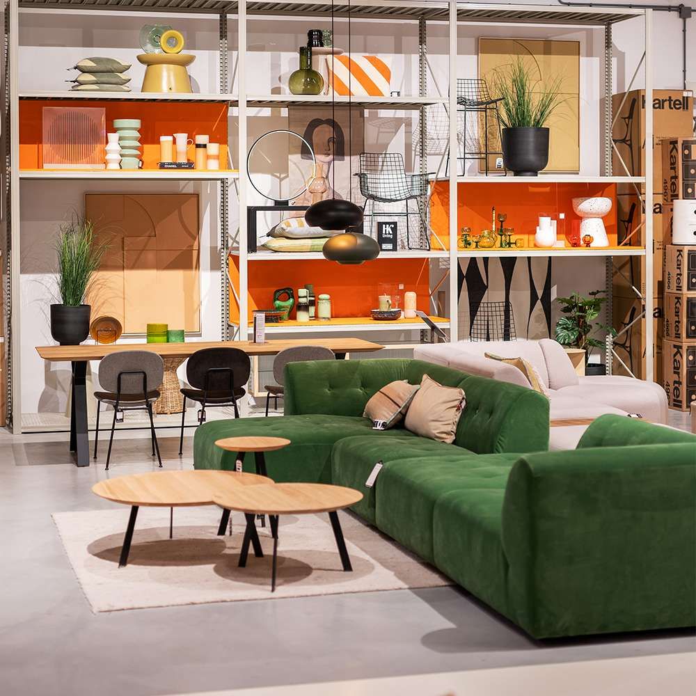 Groene bank op de designafdeling Loods 5 Duiven