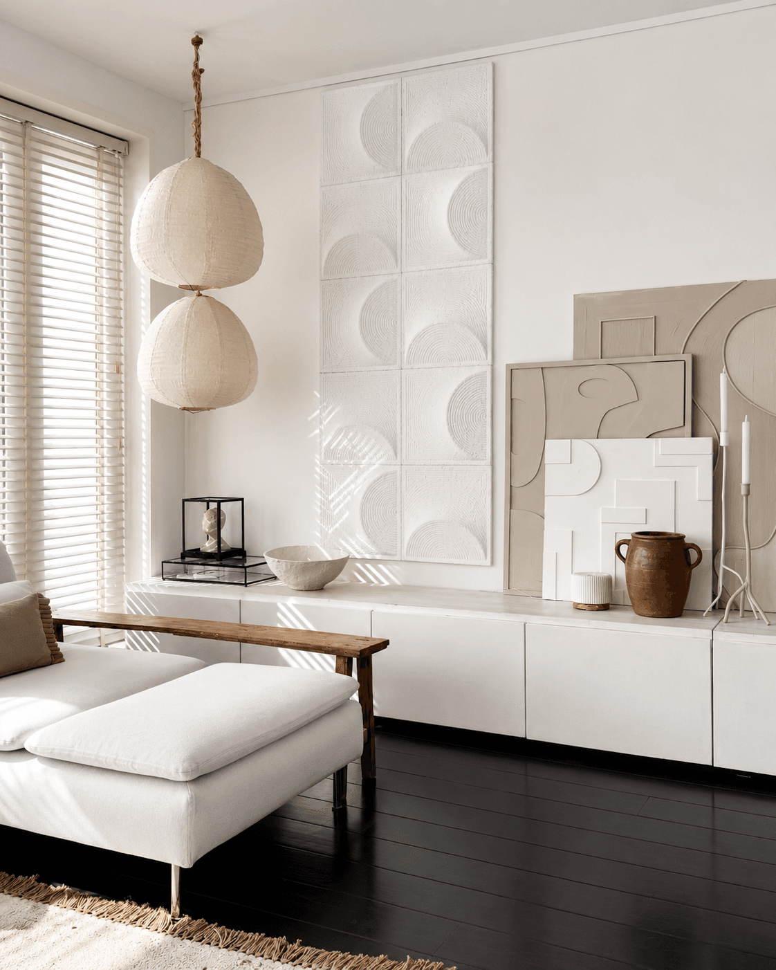 Witte en beige wandpaneel schilderijen in neutrale woonkamer