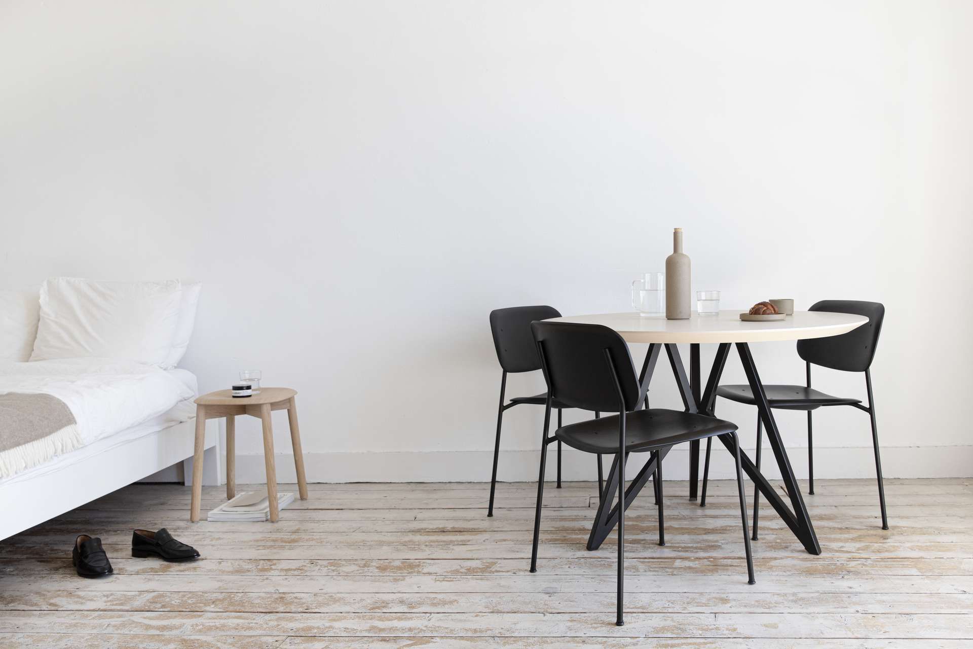 Eetkamer met ronde tafel en zwarte stoelen