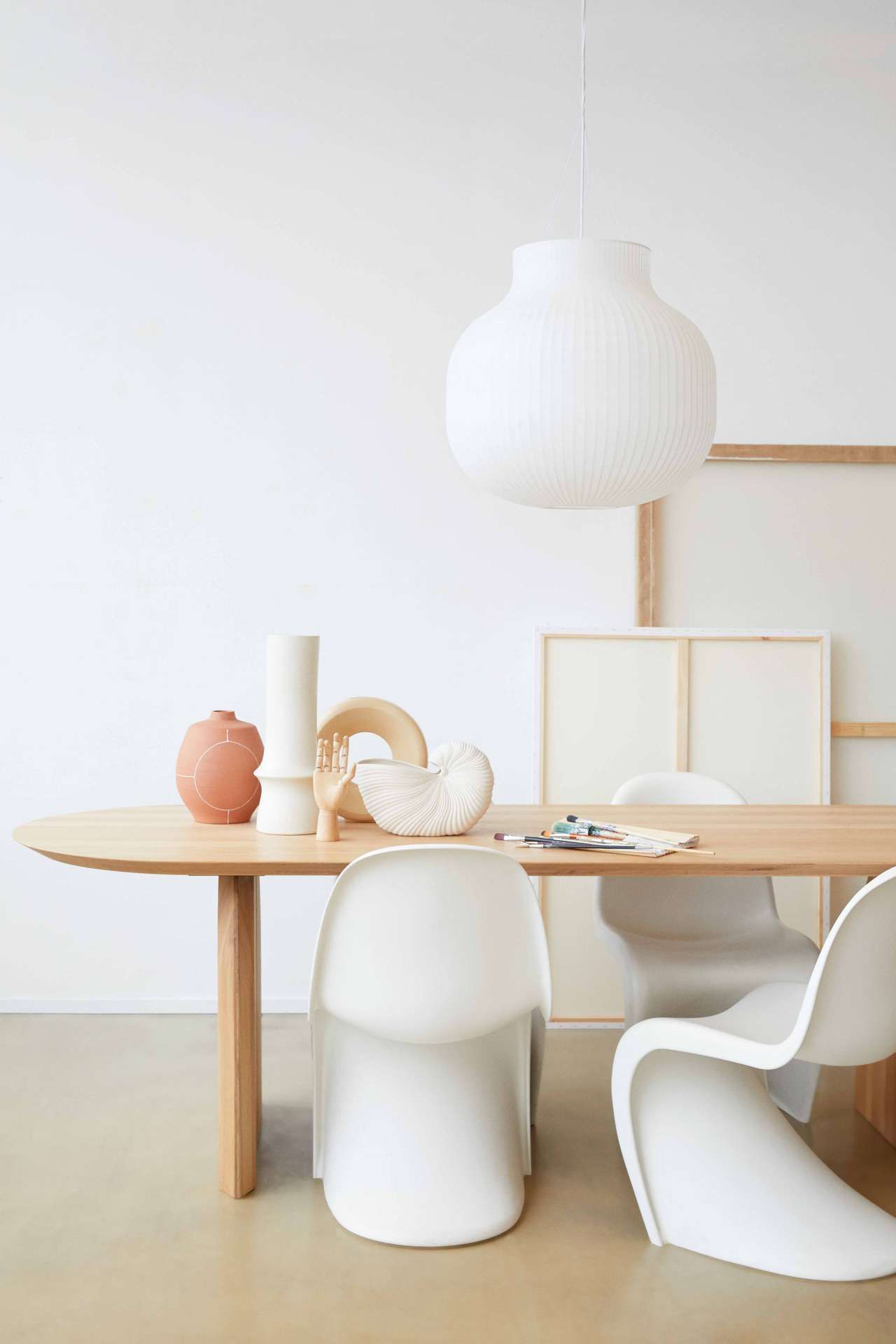 Lichte eetkamer met witte Vitra stoelen