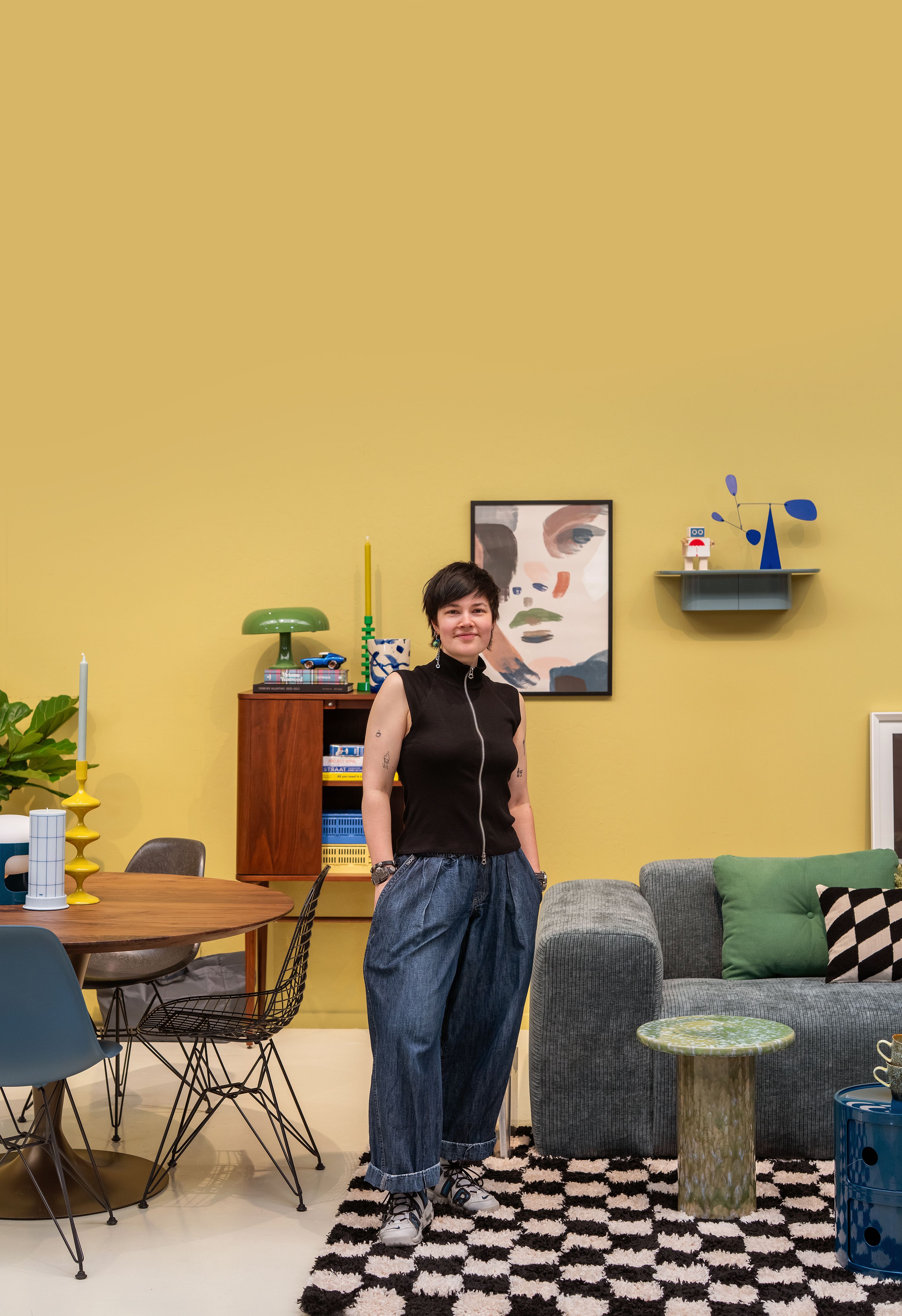 kleurrijke woonkamer met vrouw