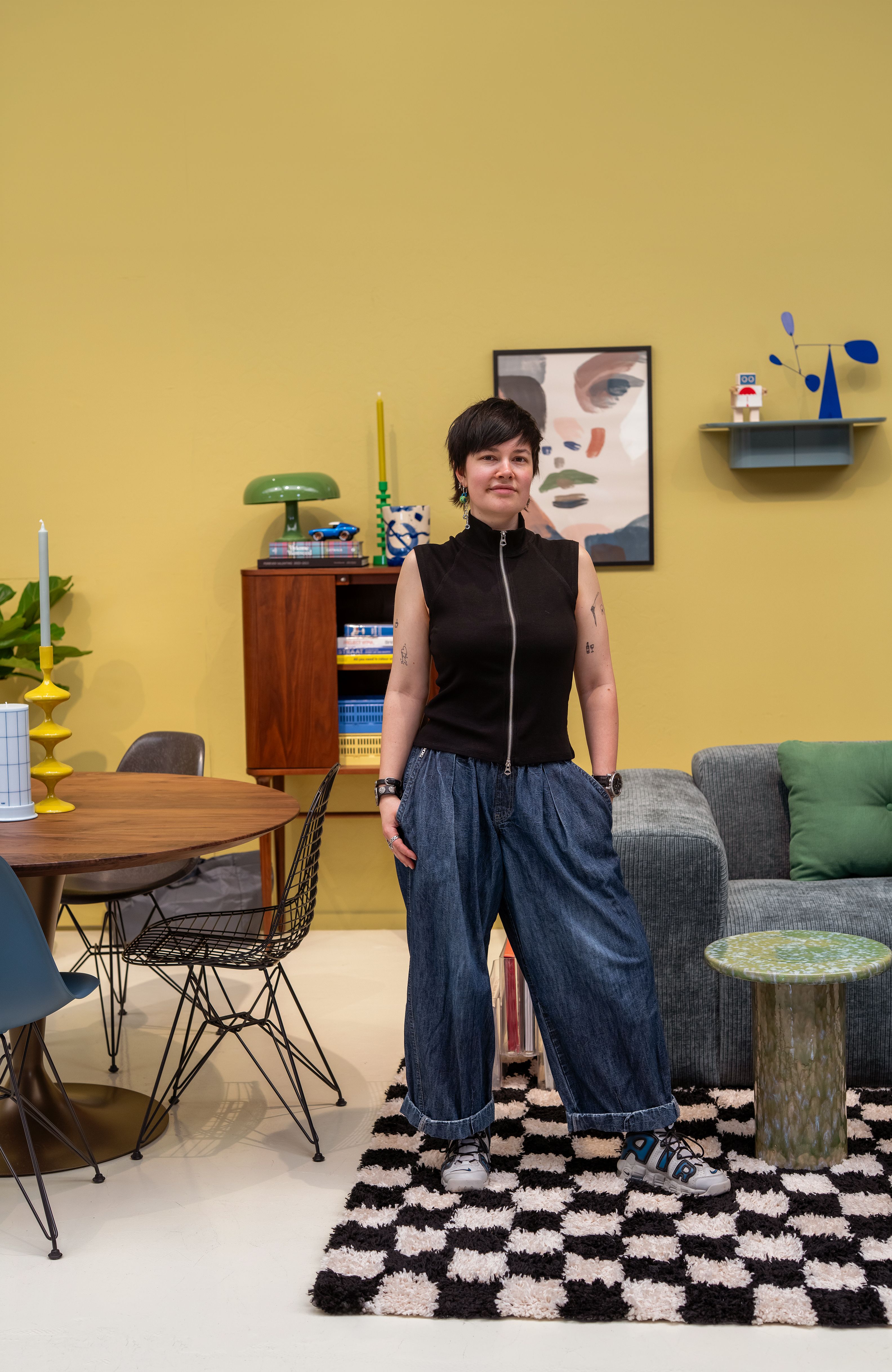 kleurrijke woonkamer met vrouw