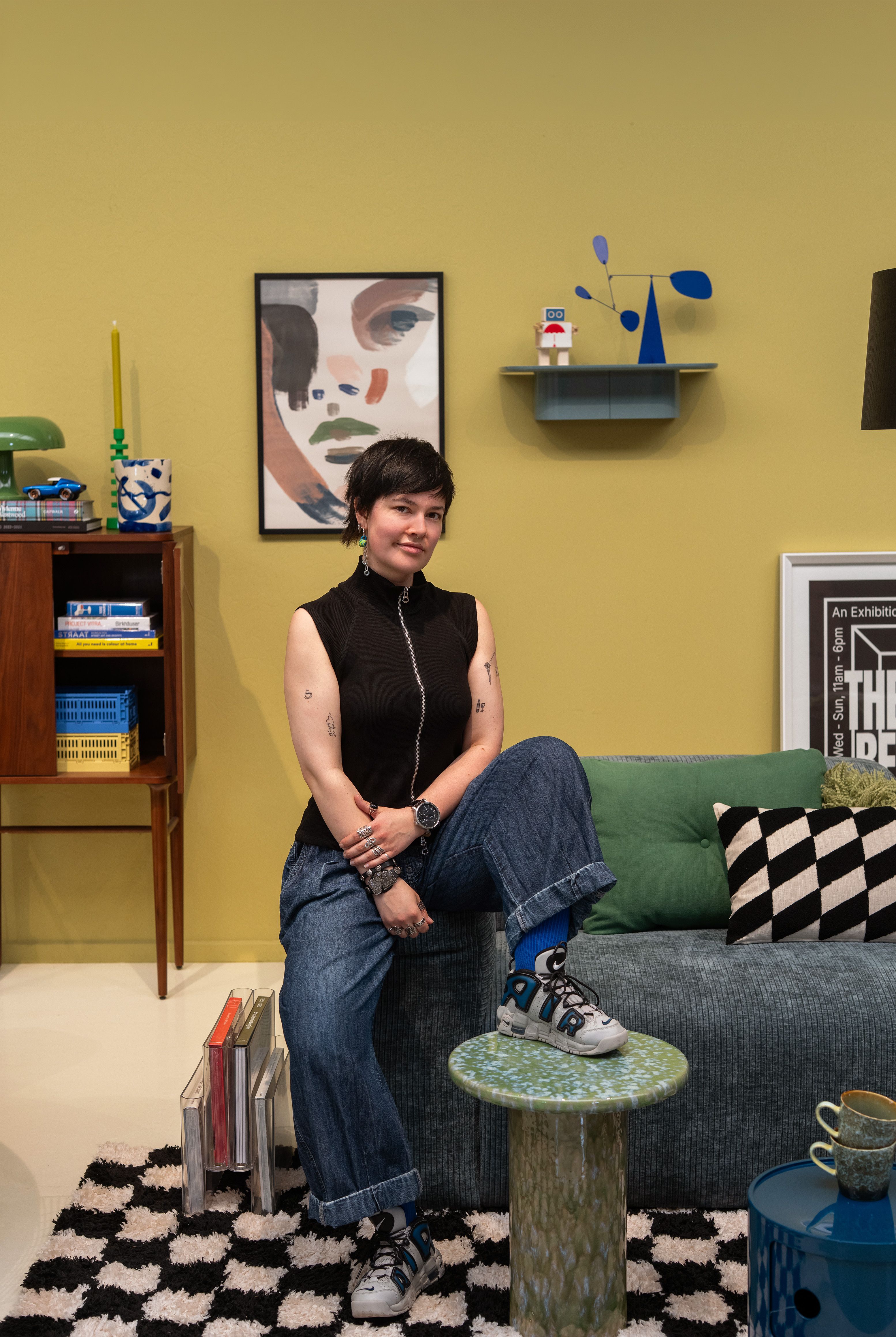 kleurrijke woonkamer met vrouw