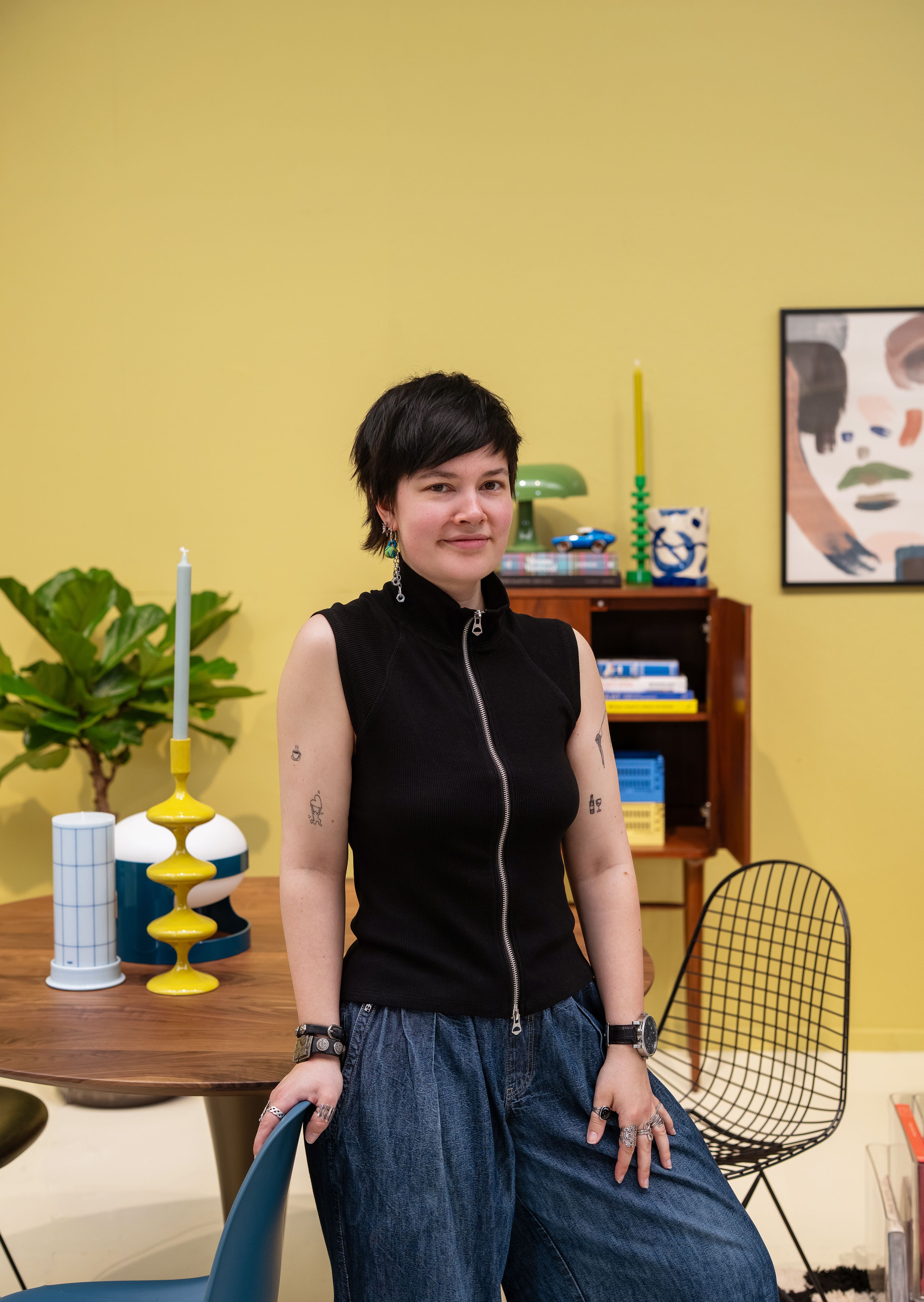 kleurrijke woonkamer met vrouw