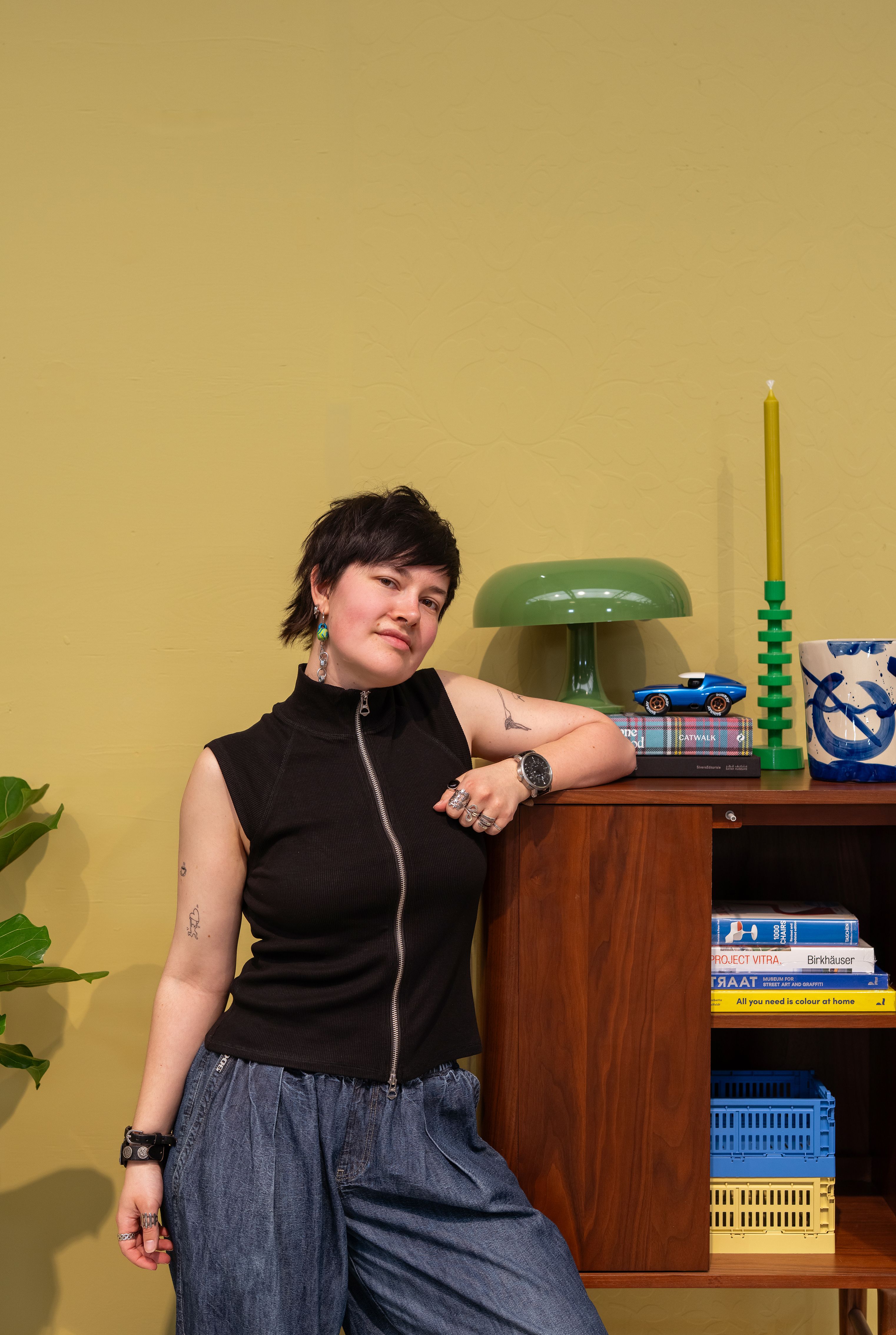 kleurrijke woonkamer met vrouw