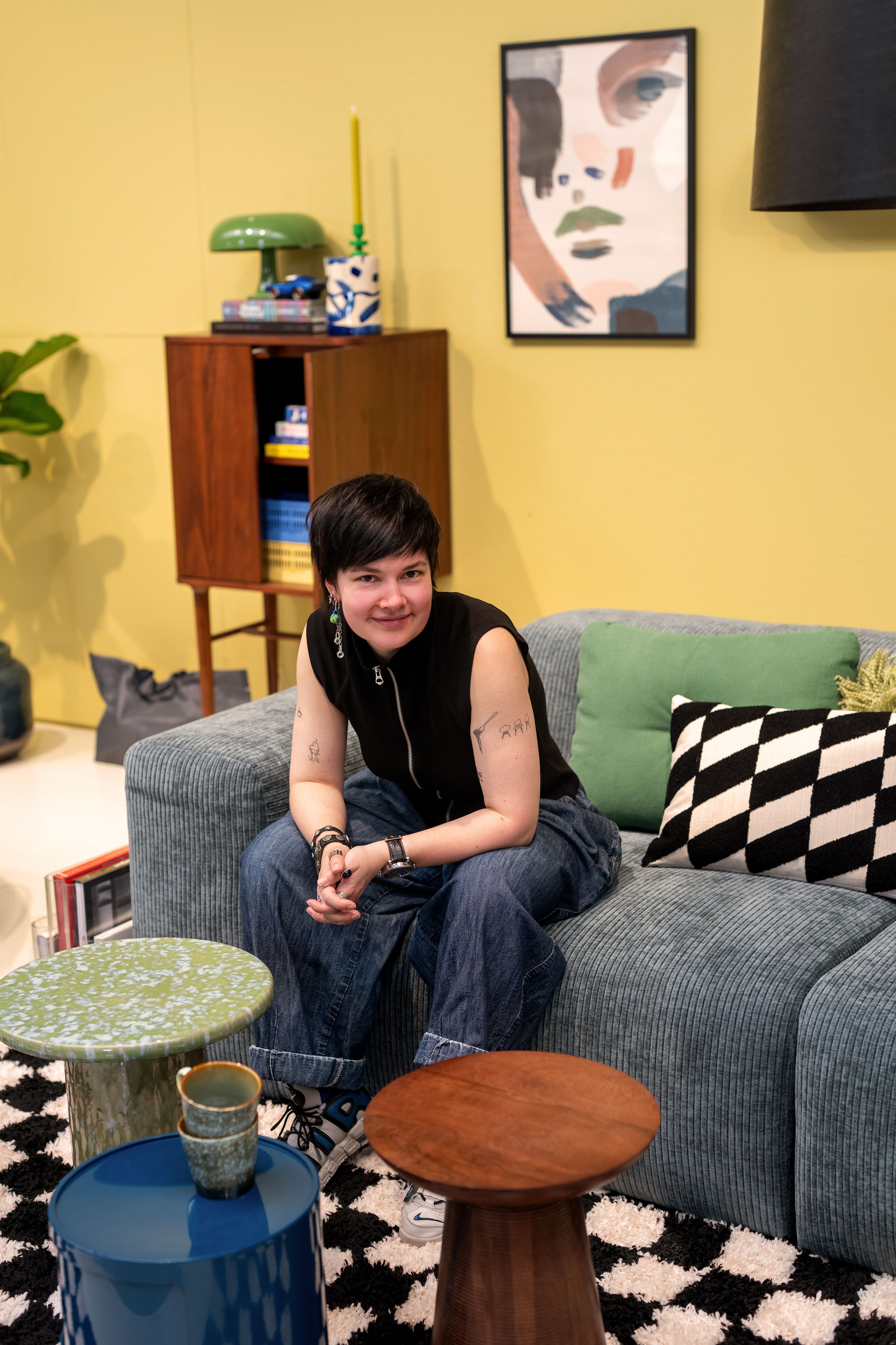 kleurrijke woonkamer met vrouw