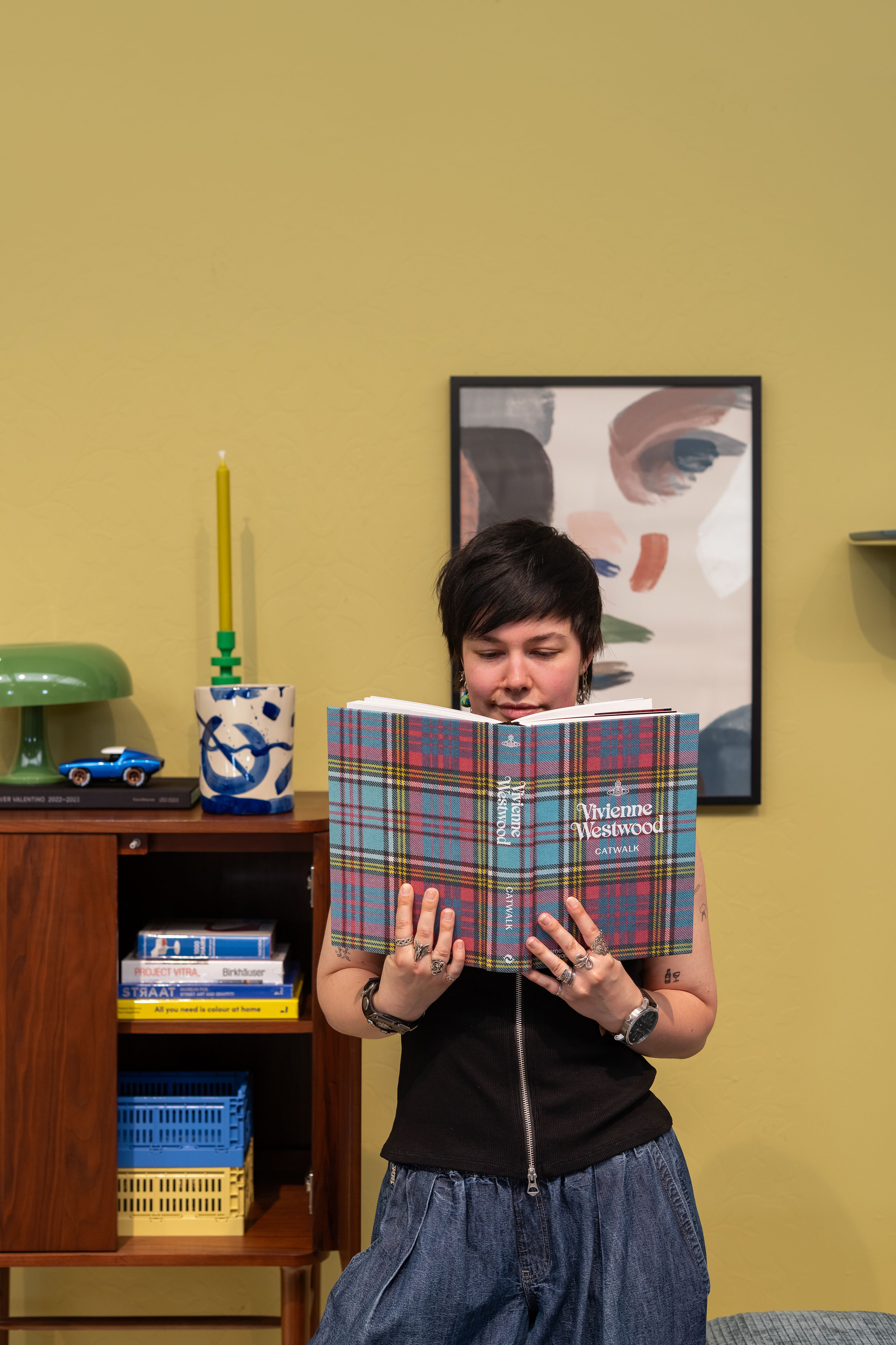 vrouw leest een boek
