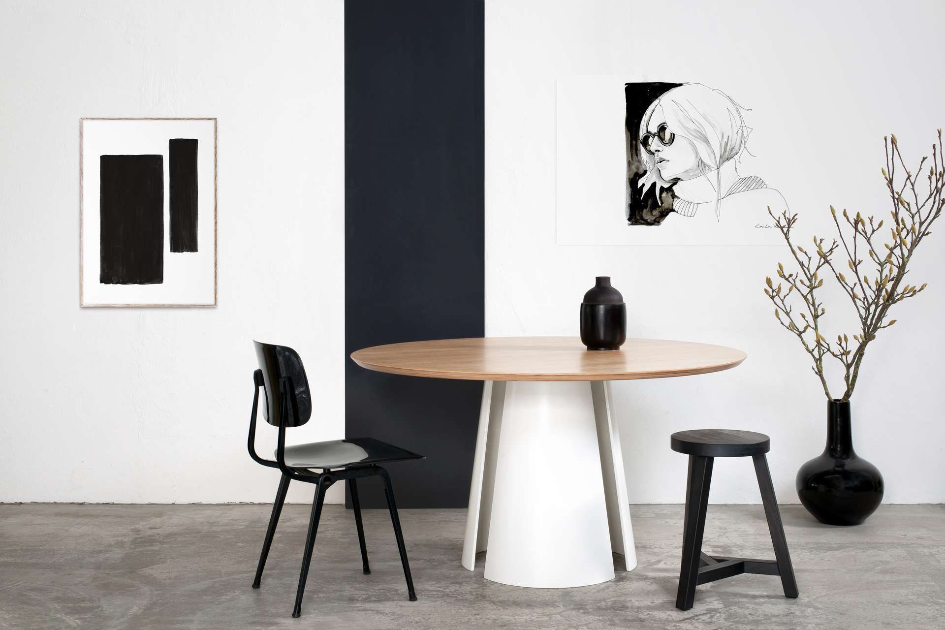 Eetkamer met ronde tafel en zwarte stoelen