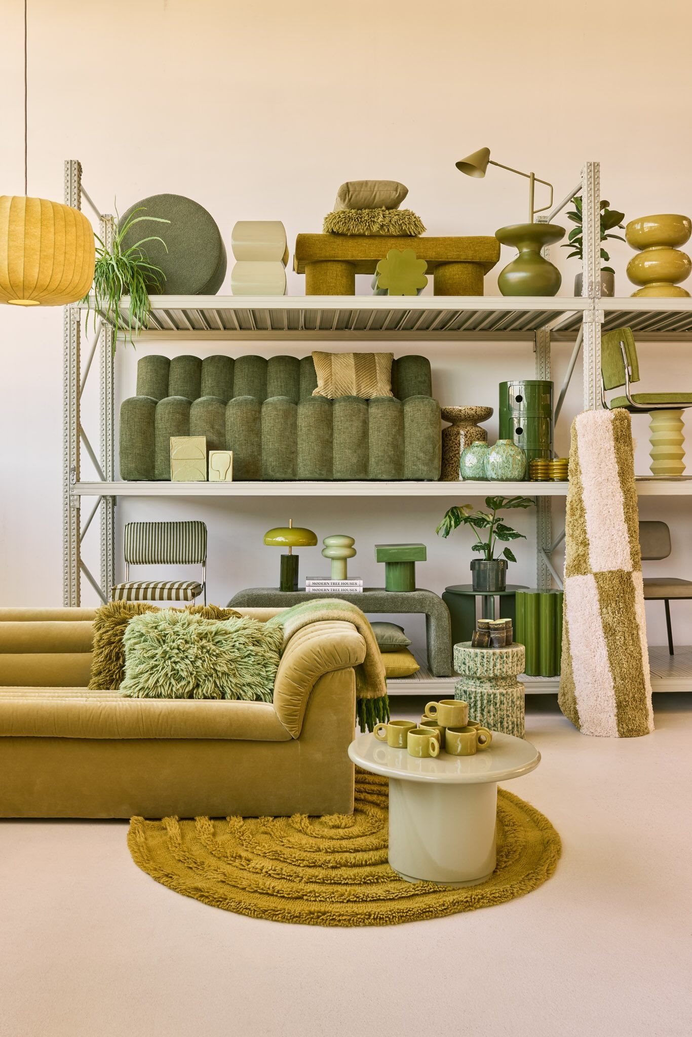 Groene meubels en accessoires in de stelling