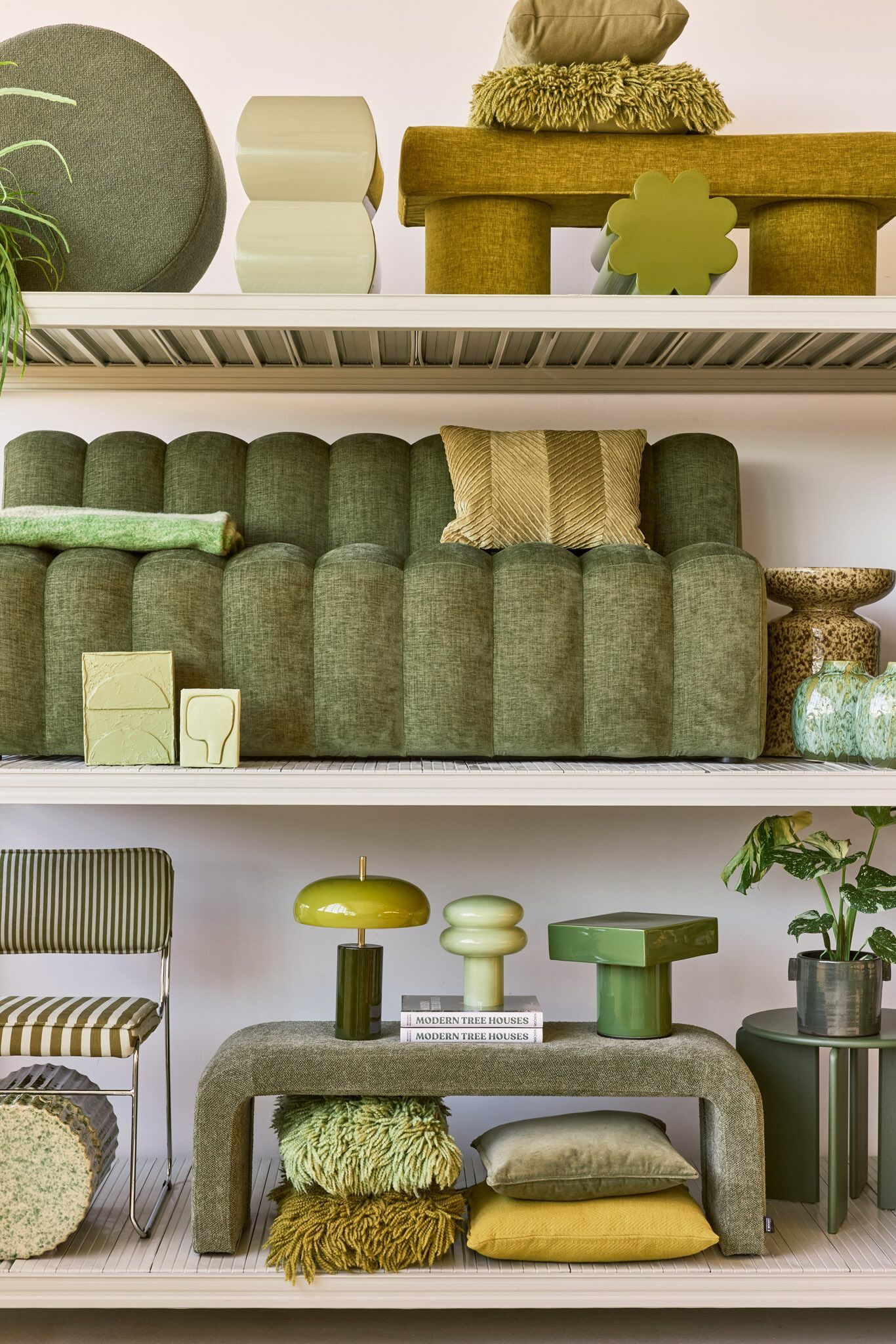 Groene meubels en accessoires in de stelling
