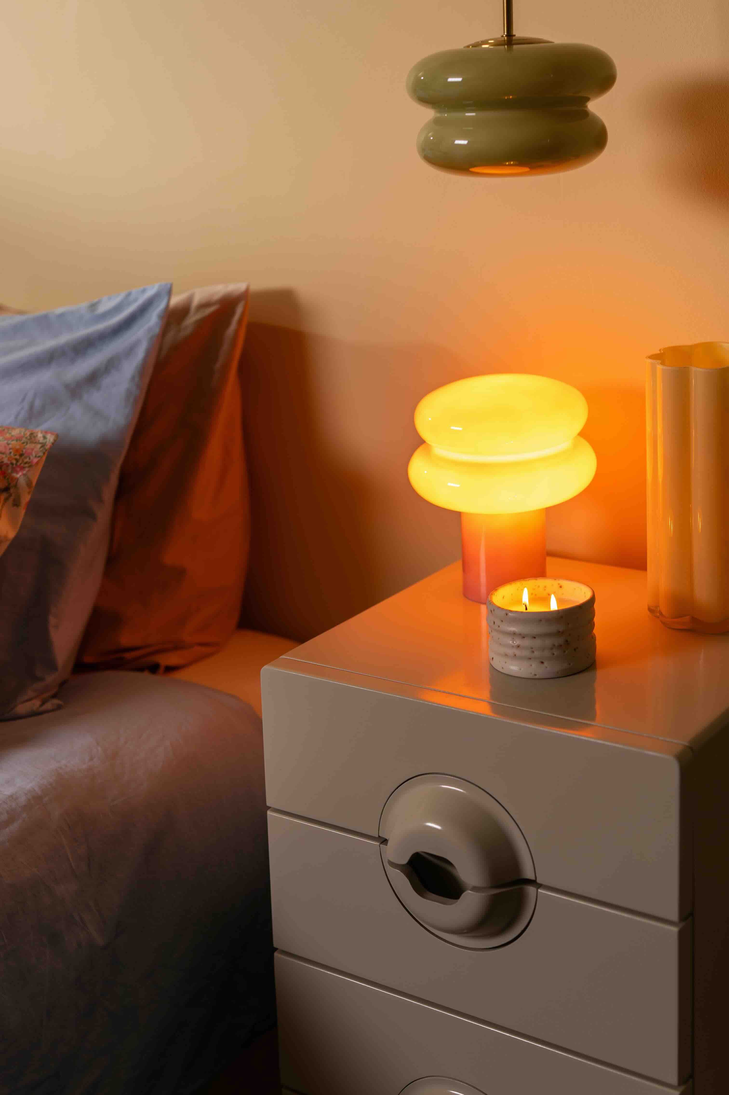 nachtkastje met lamp erop