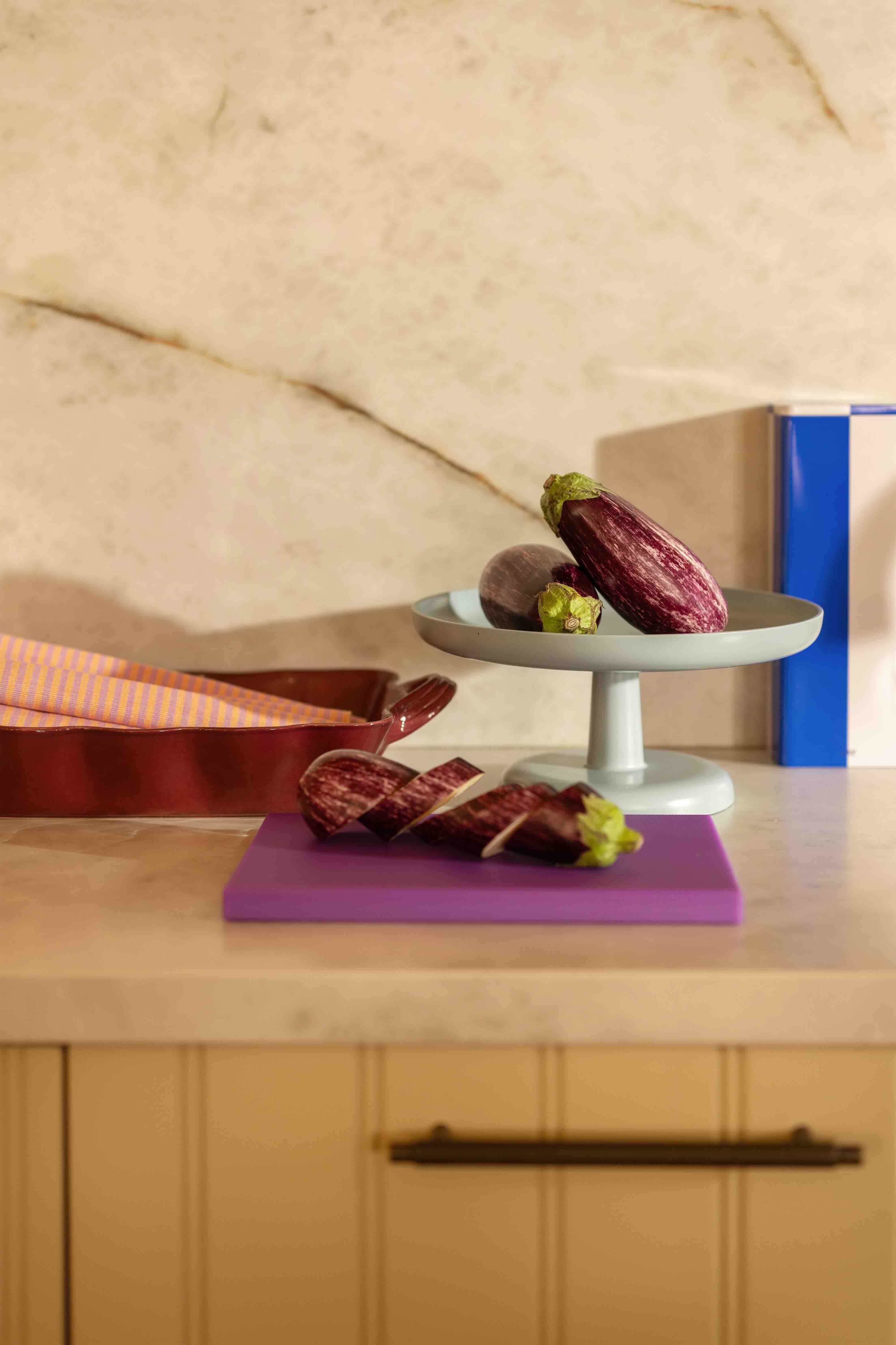 snijplank met gesneden aubergine