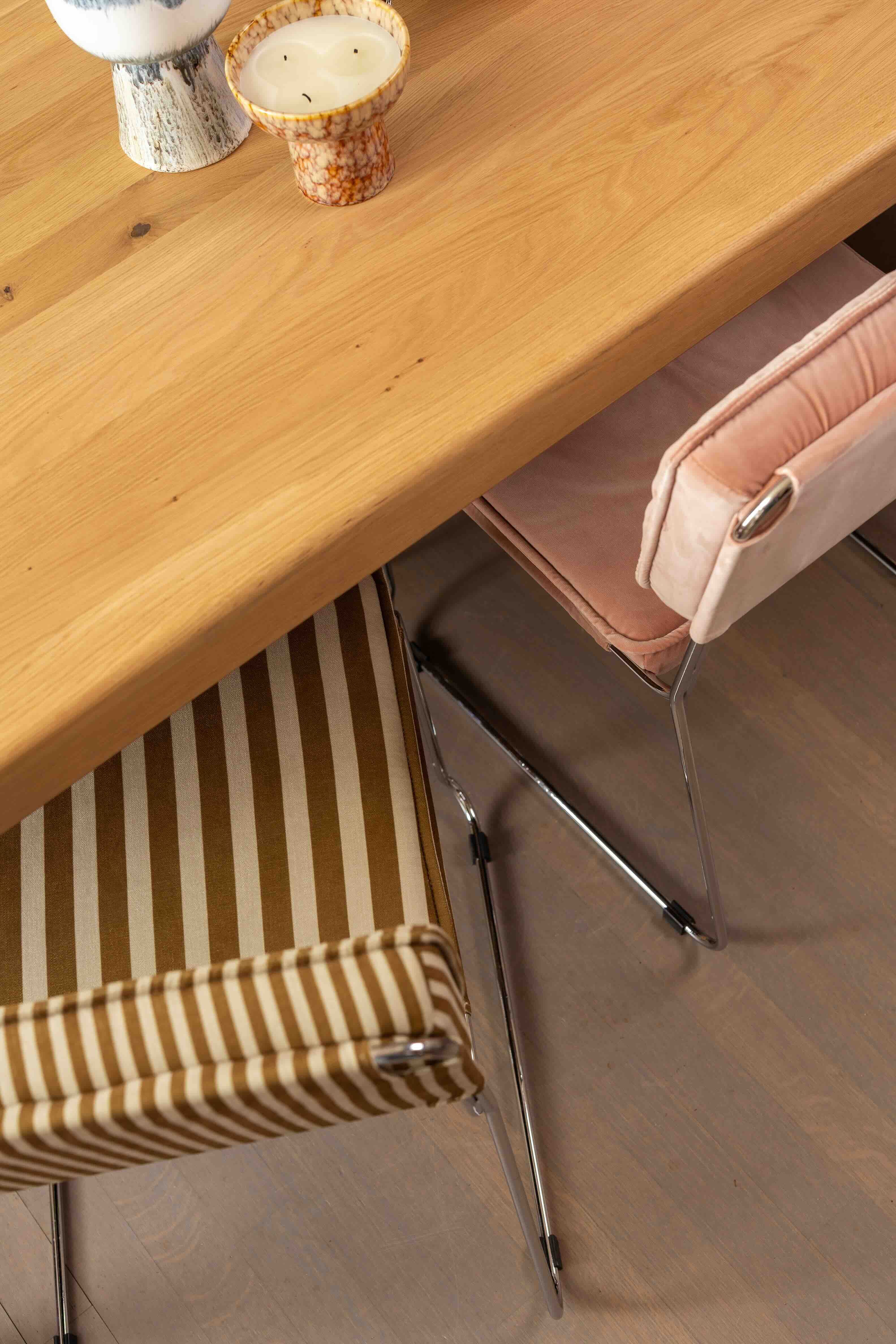 Eetkamerstoelen aan tafel