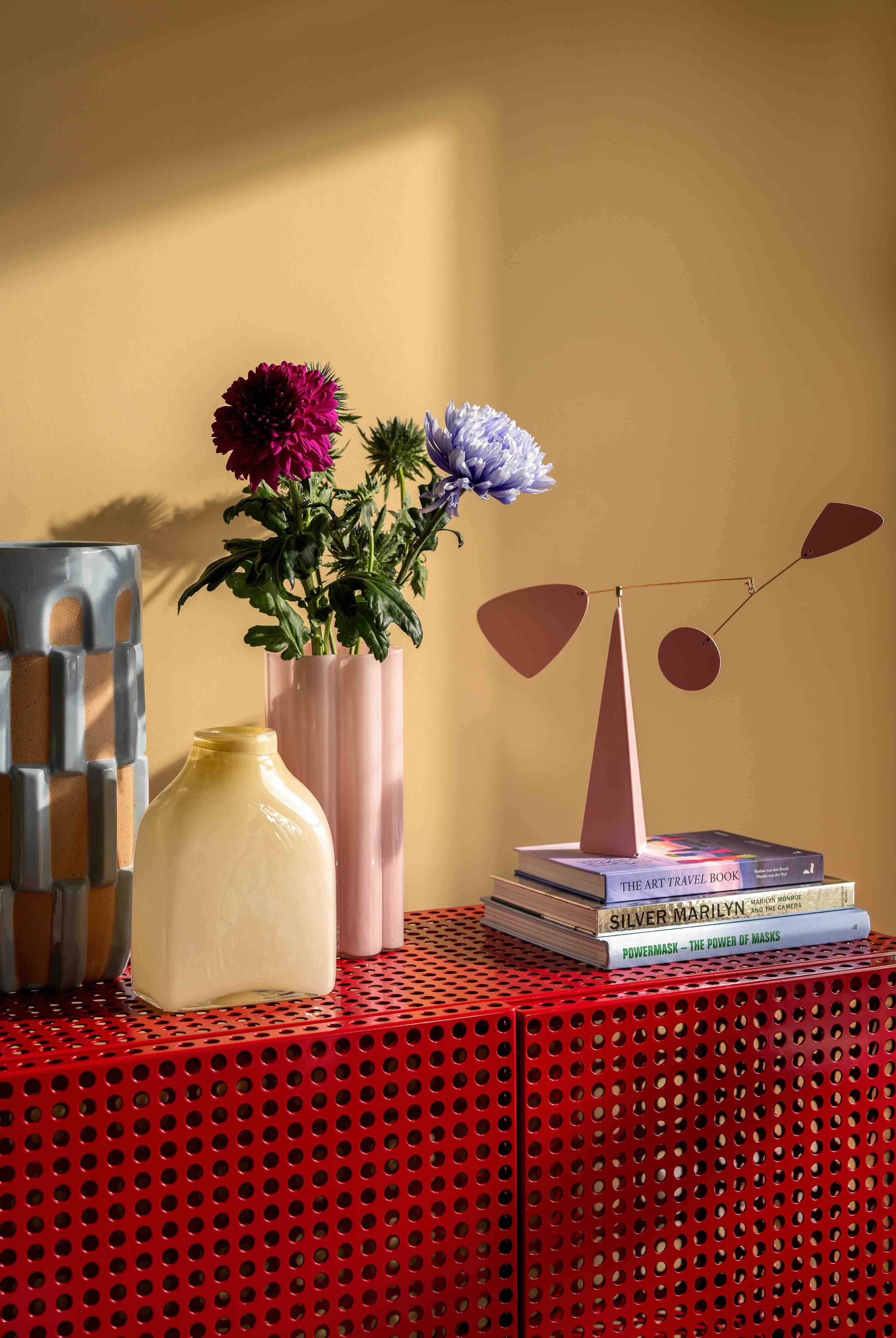 rode kast met woonaccessoires