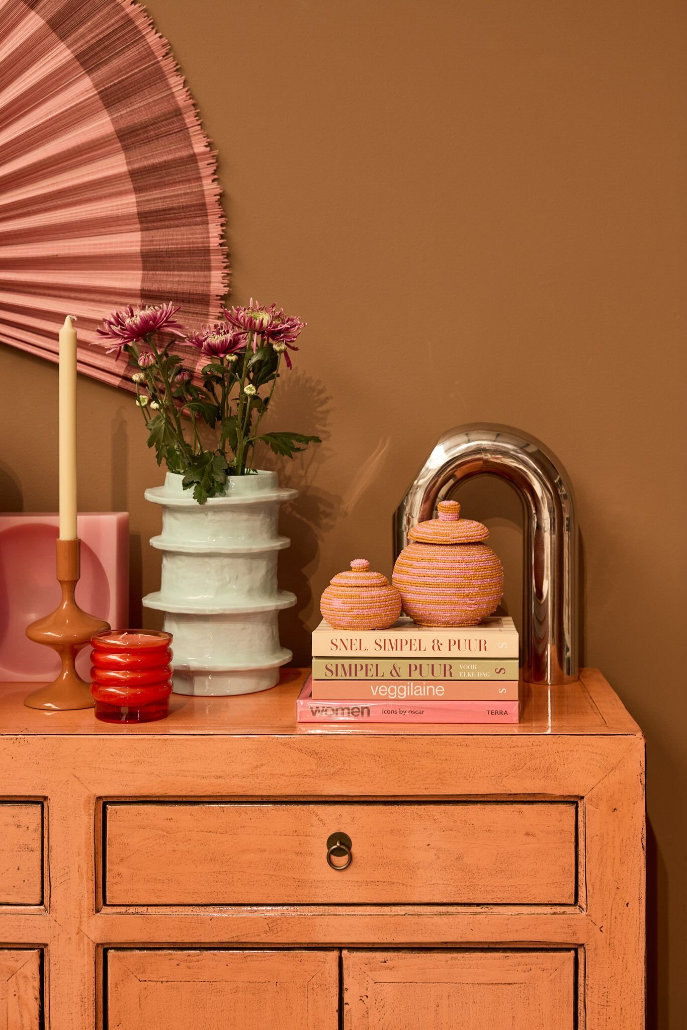 kleurrijke kast met woonaccessoires