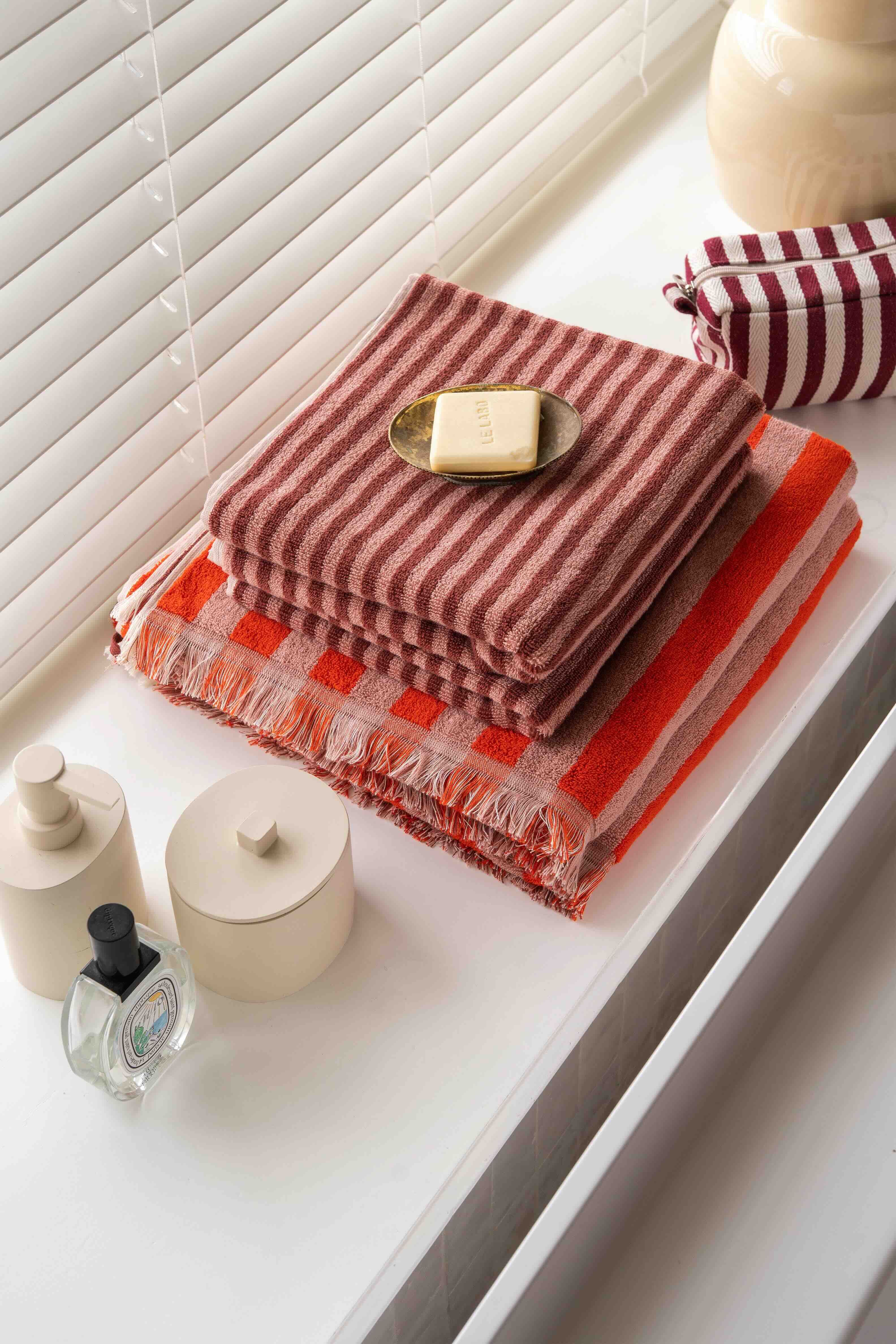 gestreepte handdoeken met badaccessoires