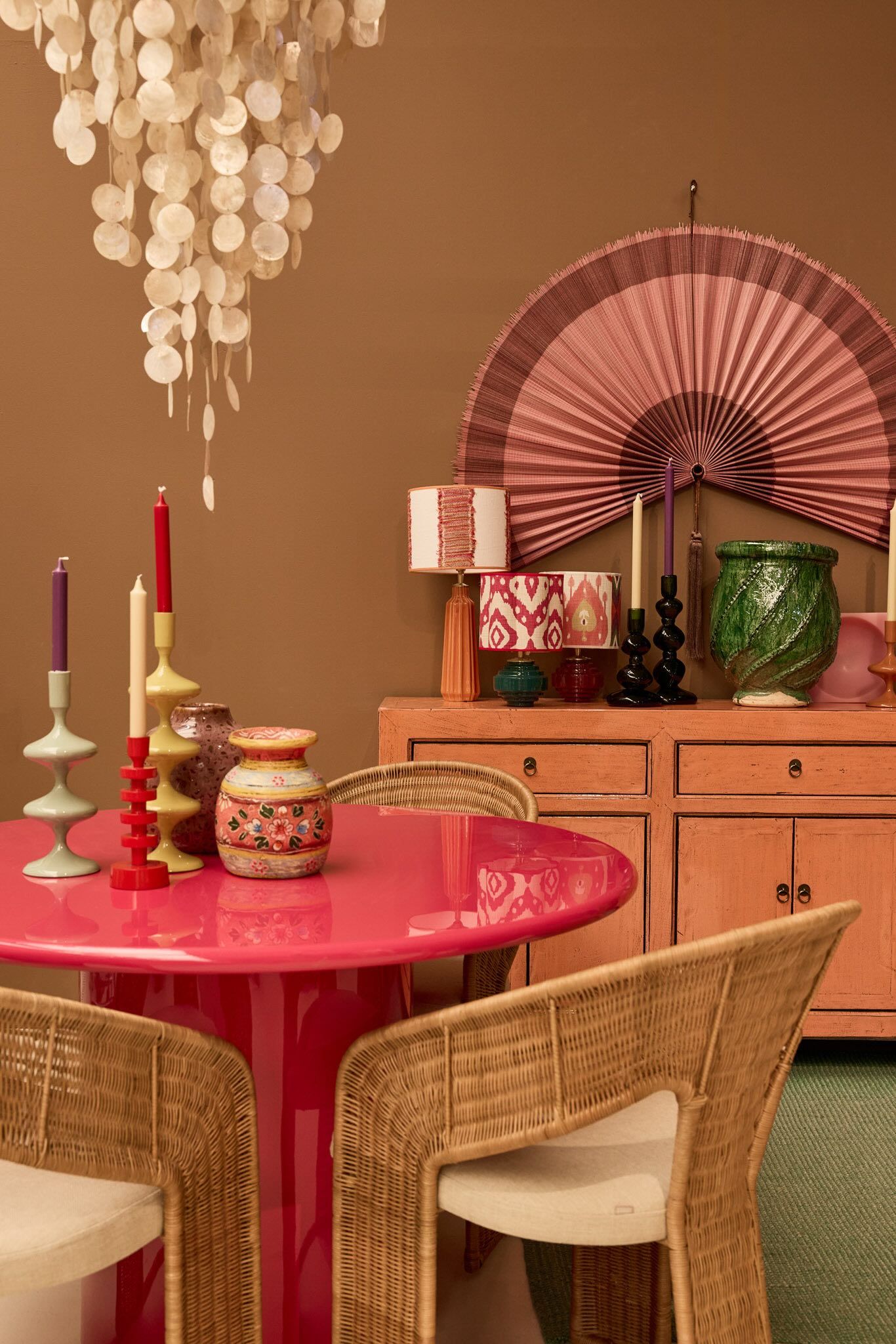 kleurrijke eettafel met accessoires