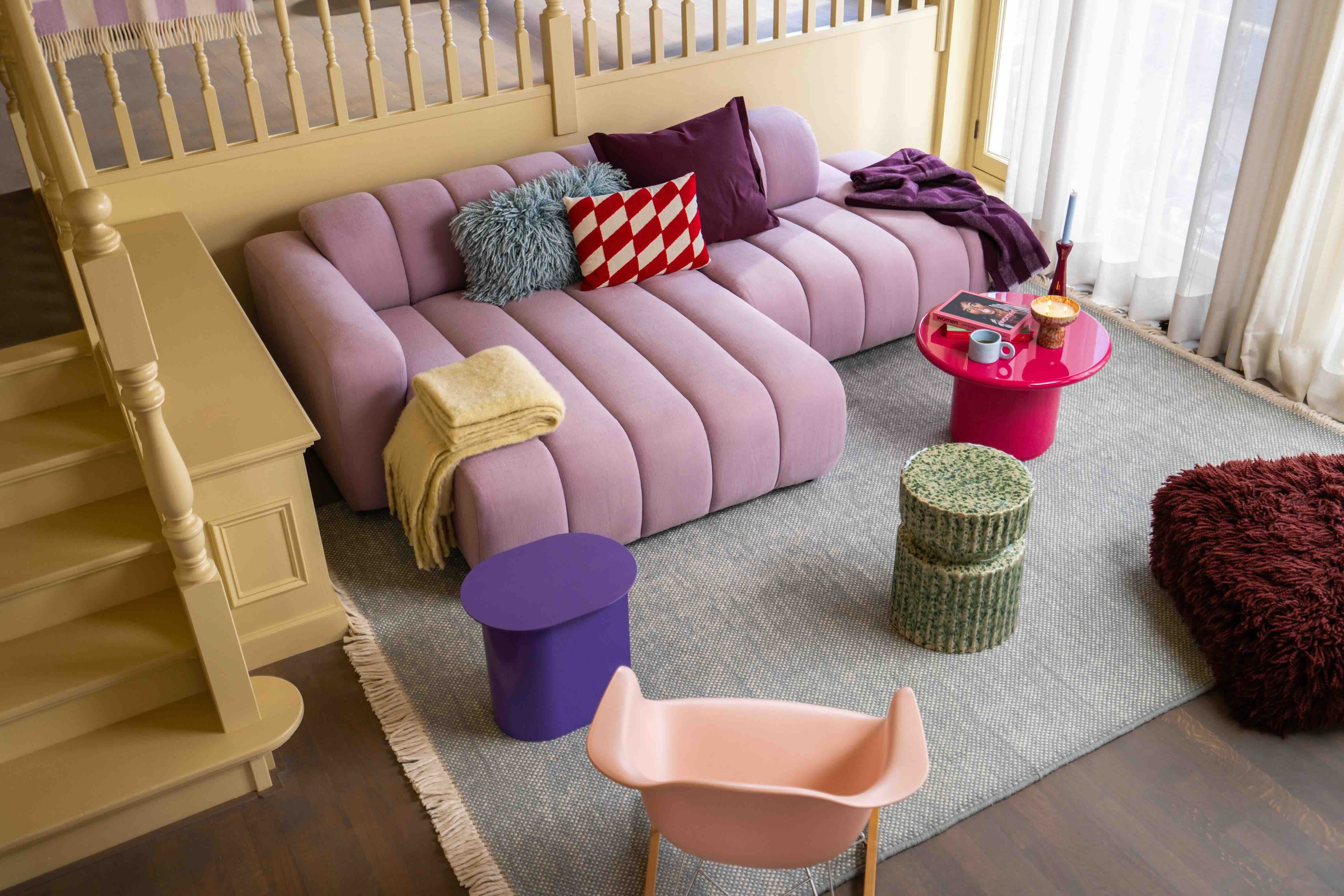 Woonkamer met kleurrijke items